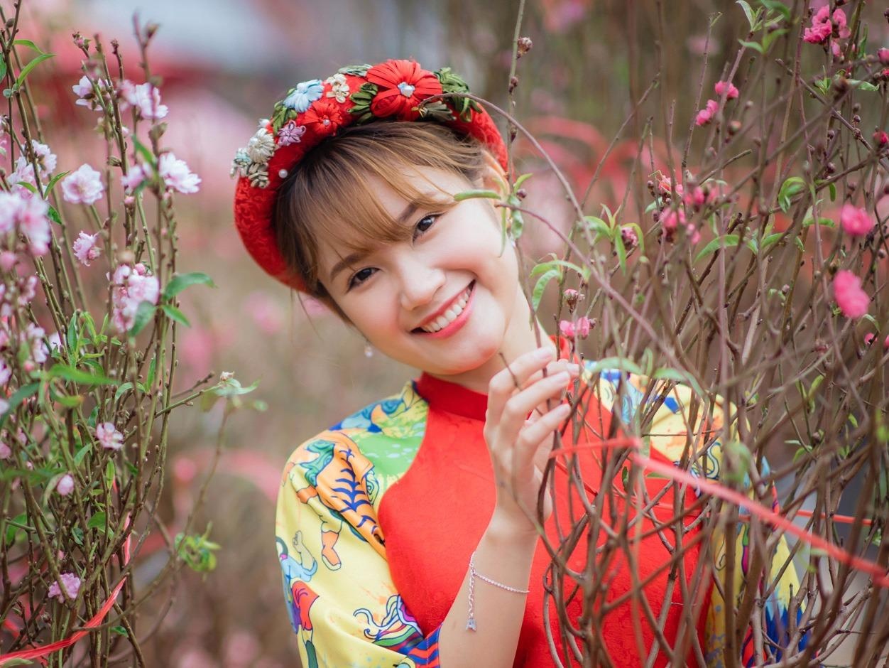 Co gai Ha thanh tao dang xinh dep ben hoa dao hinh anh