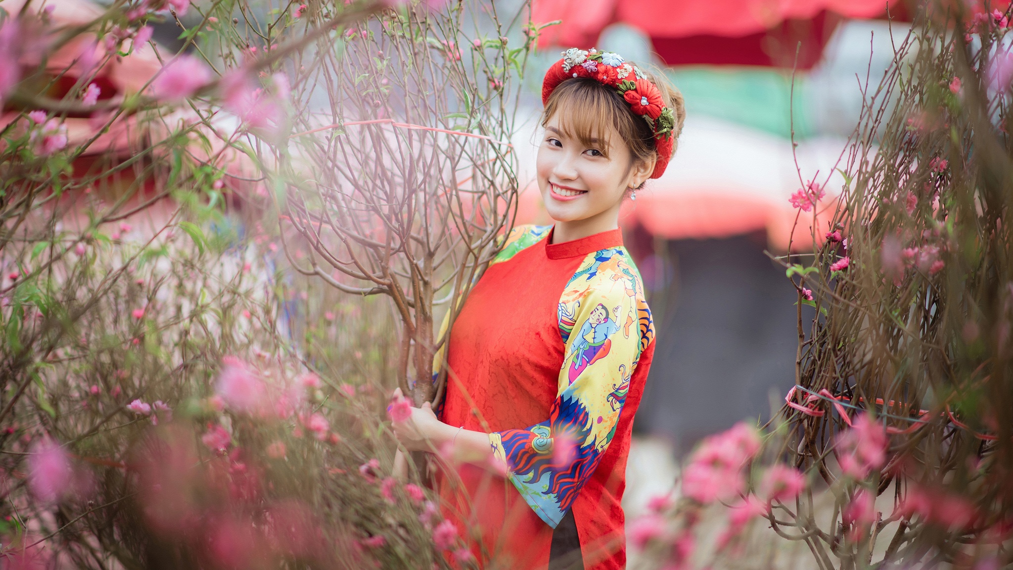 co gai tao dang ben hoa dao anh 5