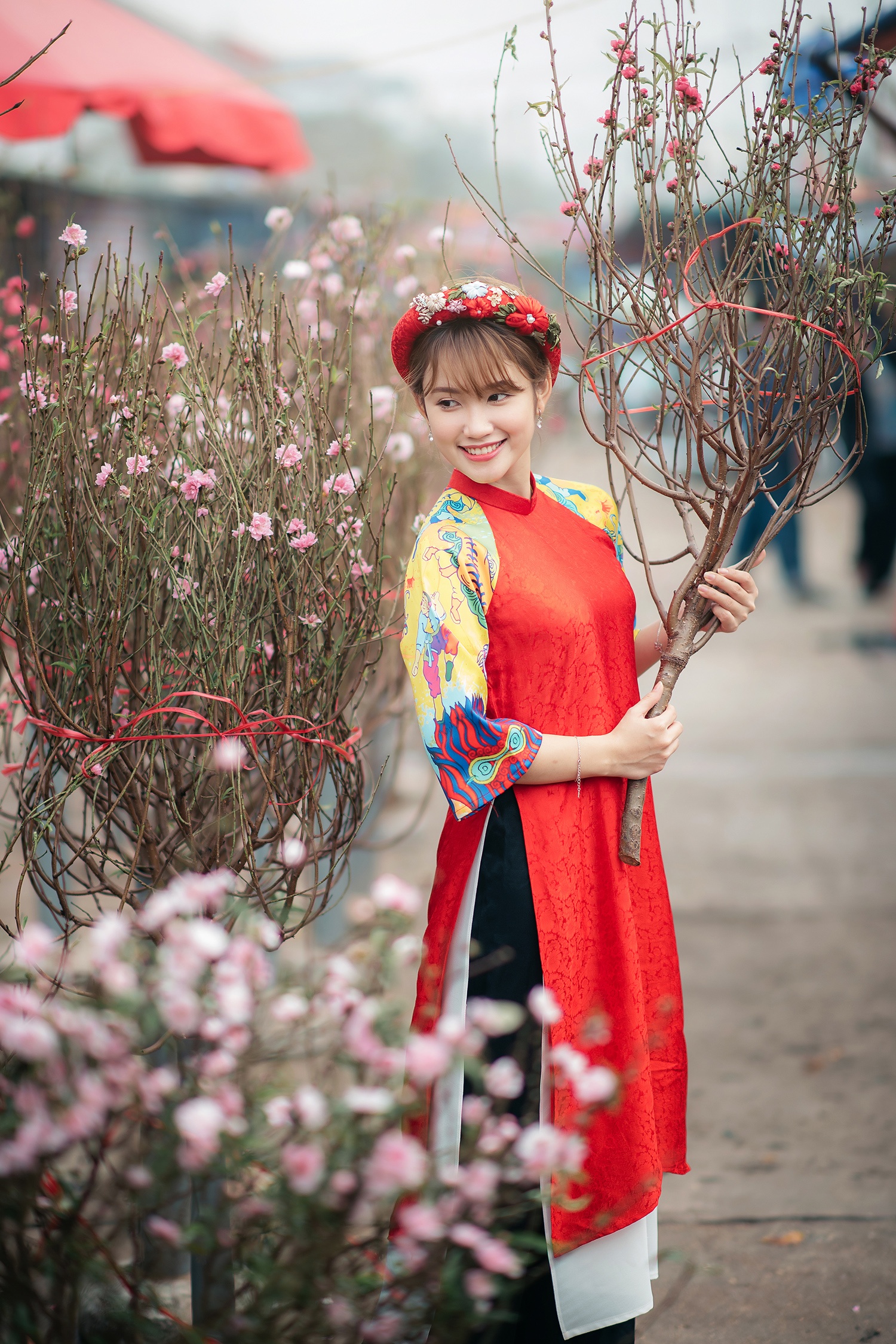 co gai tao dang ben hoa dao anh 6