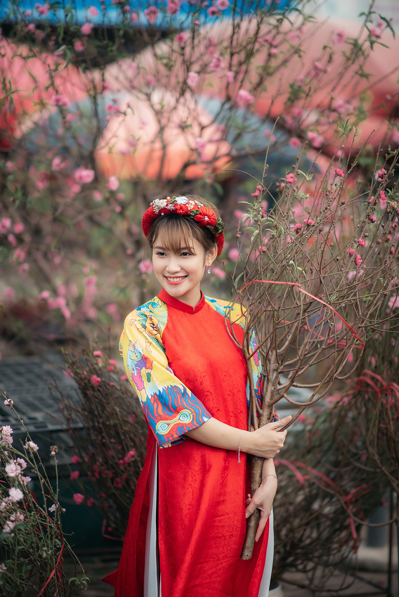 co gai tao dang ben hoa dao anh 7