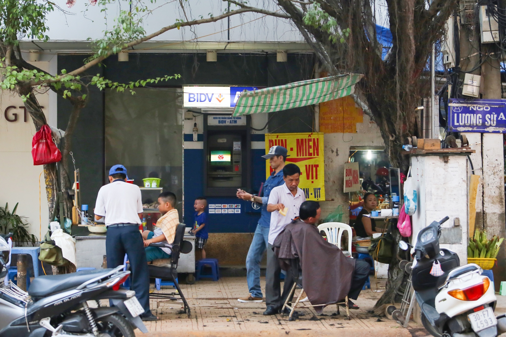 Tram ATM nhech nhac o Ha Noi anh 1