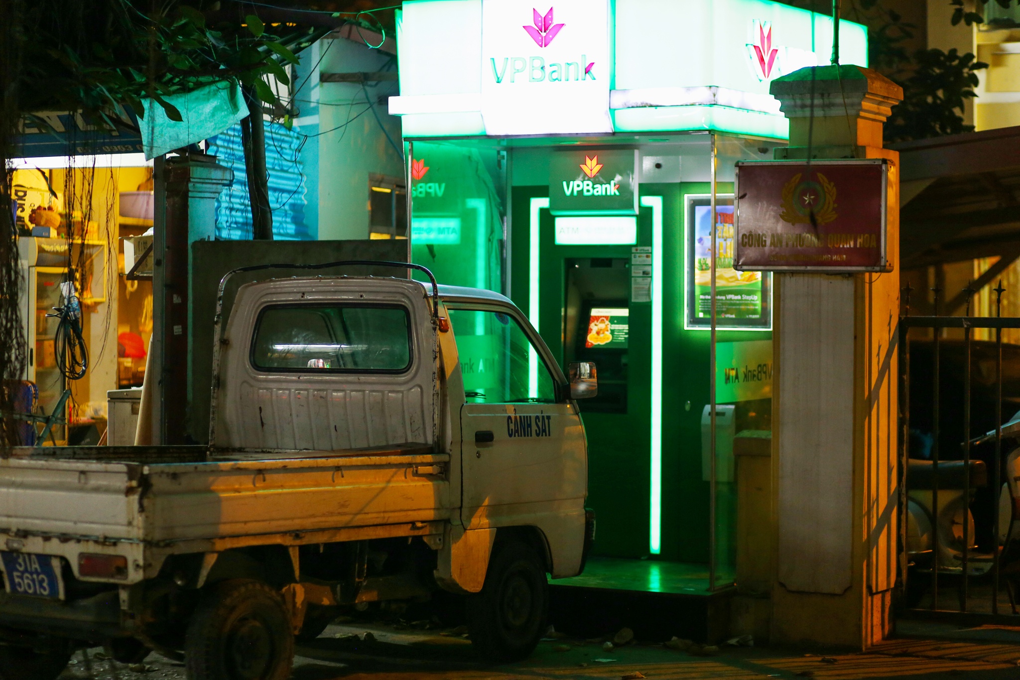 Tram ATM nhech nhac o Ha Noi anh 2