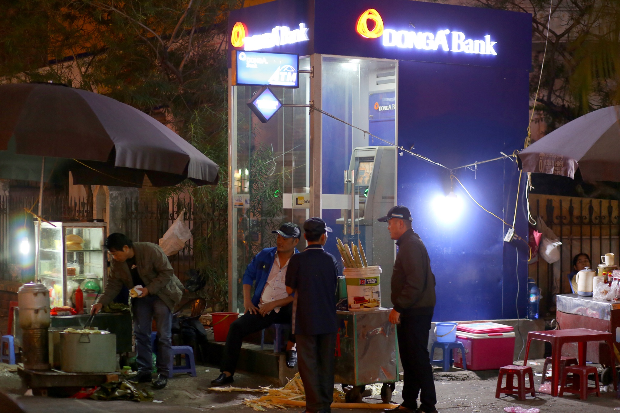 Tram ATM nhech nhac o Ha Noi anh 3