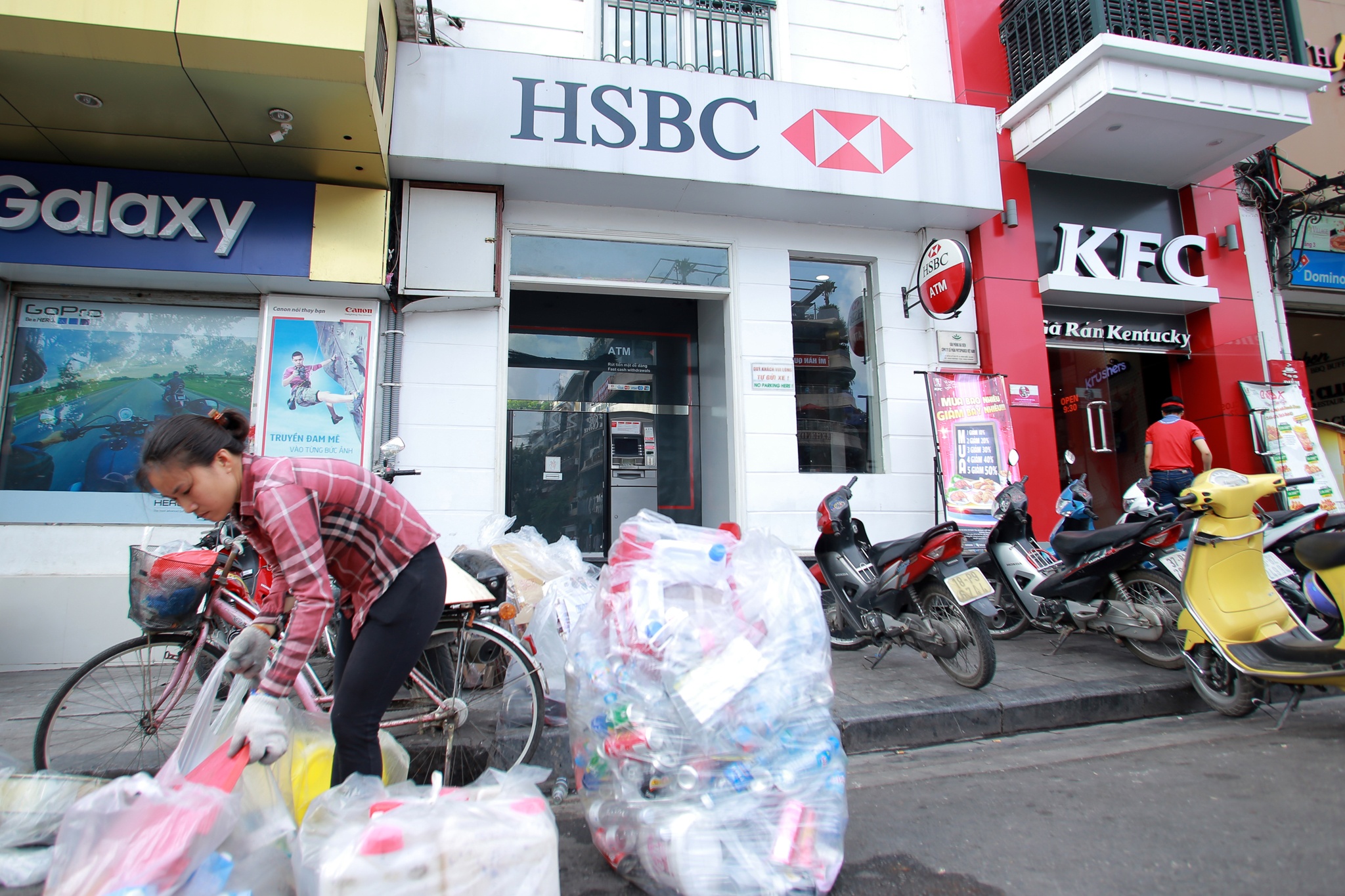 Tram ATM nhech nhac o Ha Noi anh 4