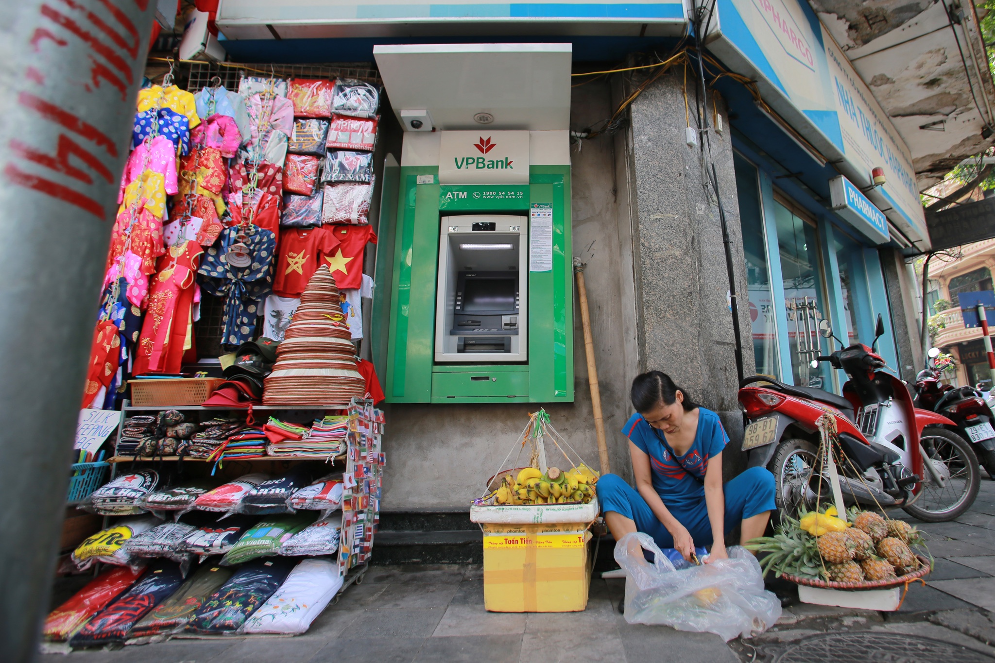 Tram ATM nhech nhac o Ha Noi anh 6