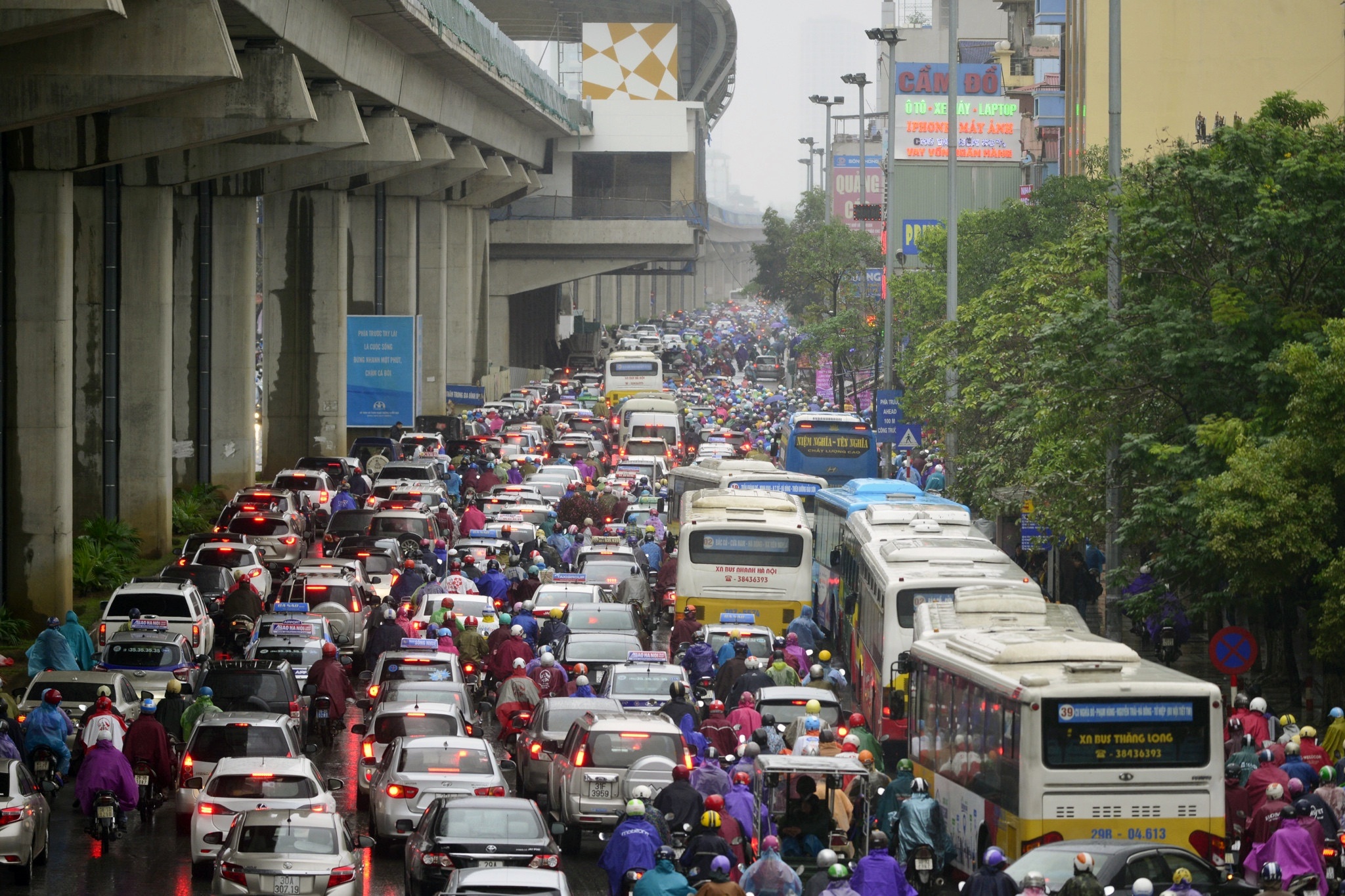 Xe hop rong ran,  chen ep xe may trong mua gio anh 3