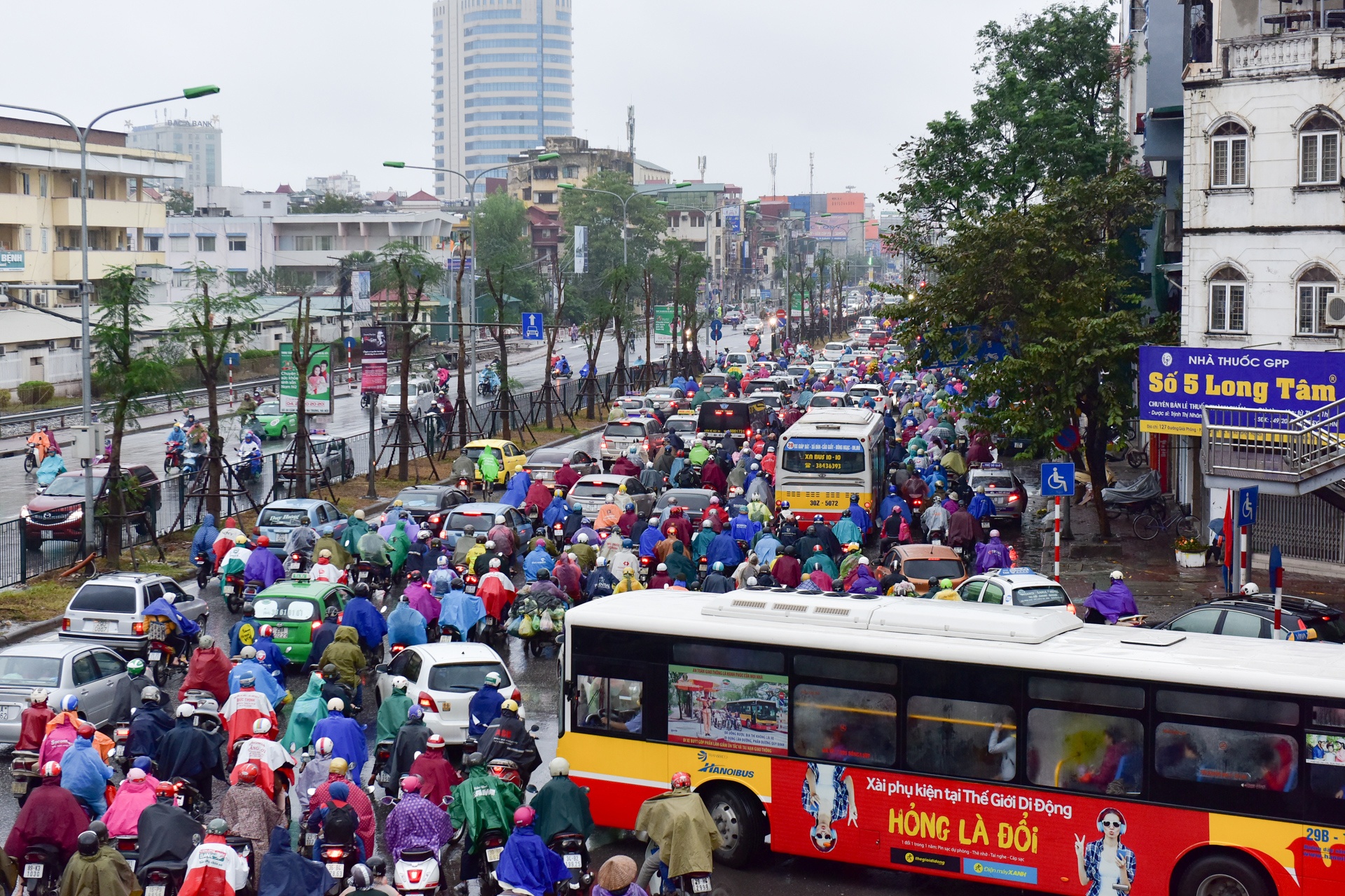 Xe hop rong ran,  chen ep xe may trong mua gio anh 10