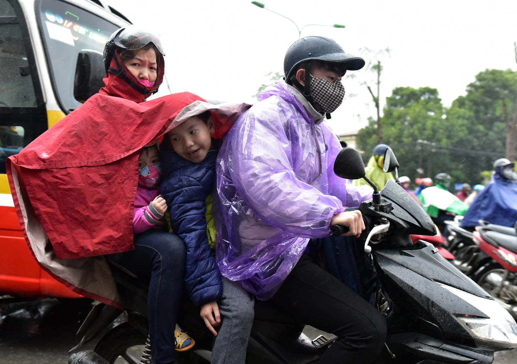 Nguoi Ha Noi chon chan trong mua lanh hinh anh