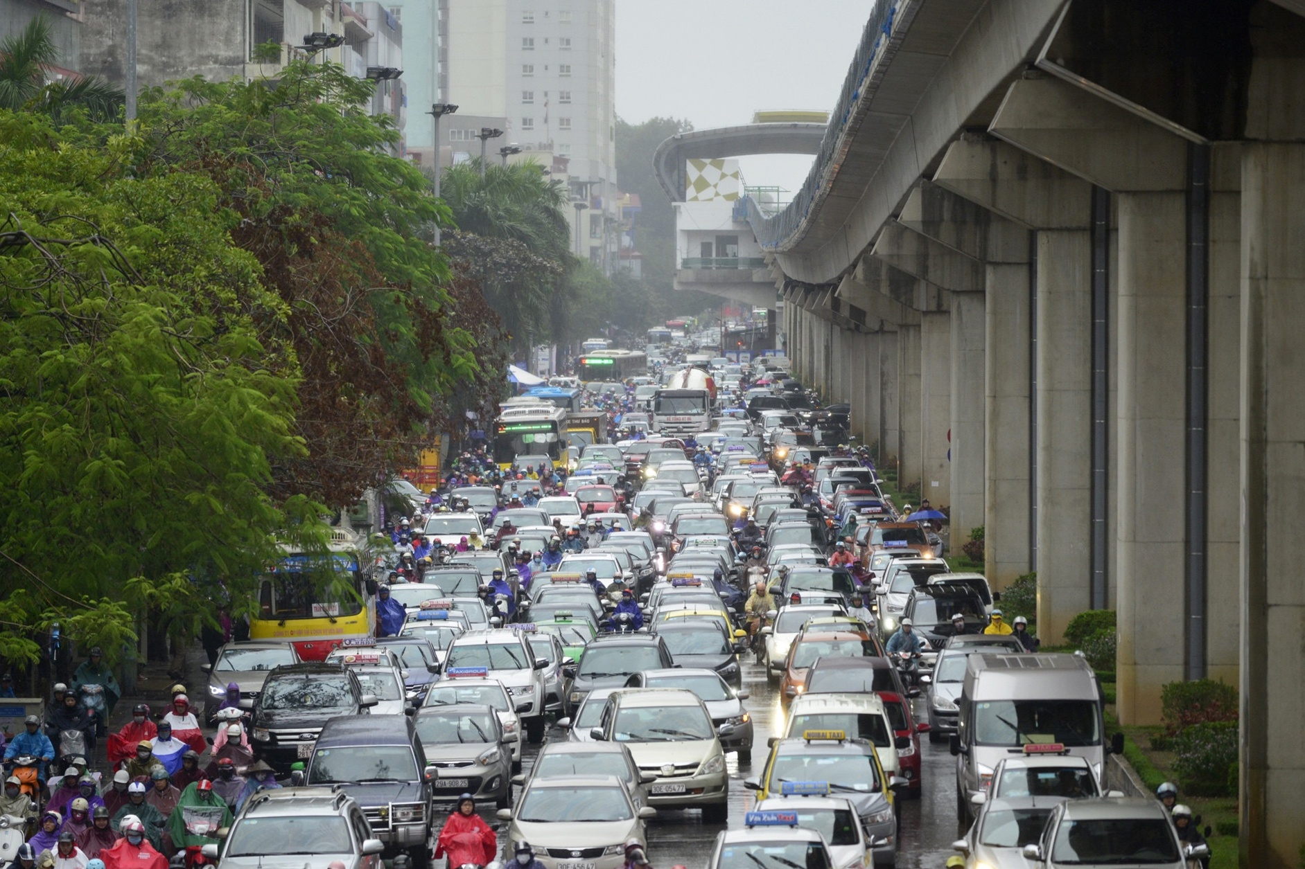 Xe hop rong ran,  chen ep xe may trong mua gio anh 1