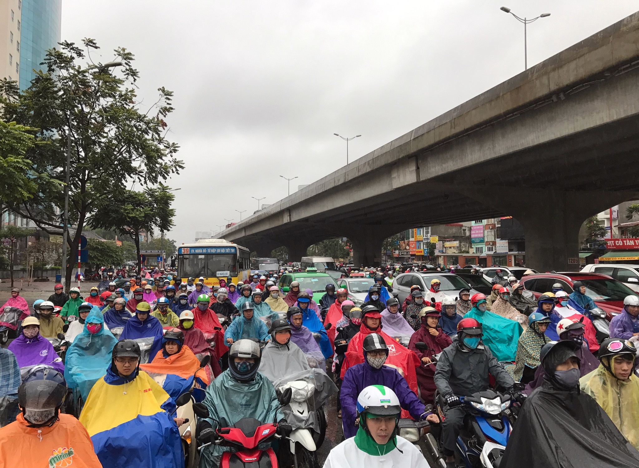 Xe hop rong ran,  chen ep xe may trong mua gio anh 14