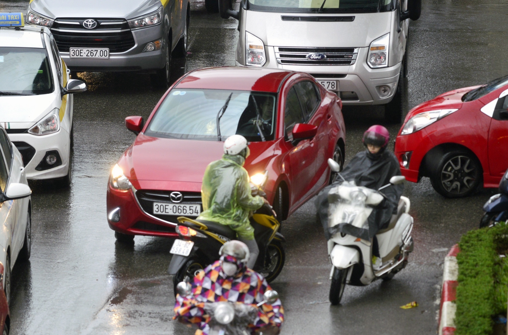 Xe hop rong ran,  chen ep xe may trong mua gio anh 7