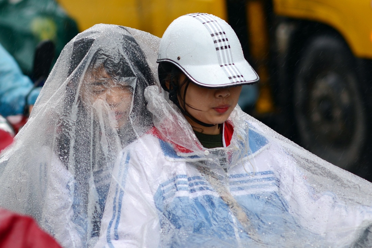 Canh khon kho trong mua ret tren duong pho Ha Noi hinh anh