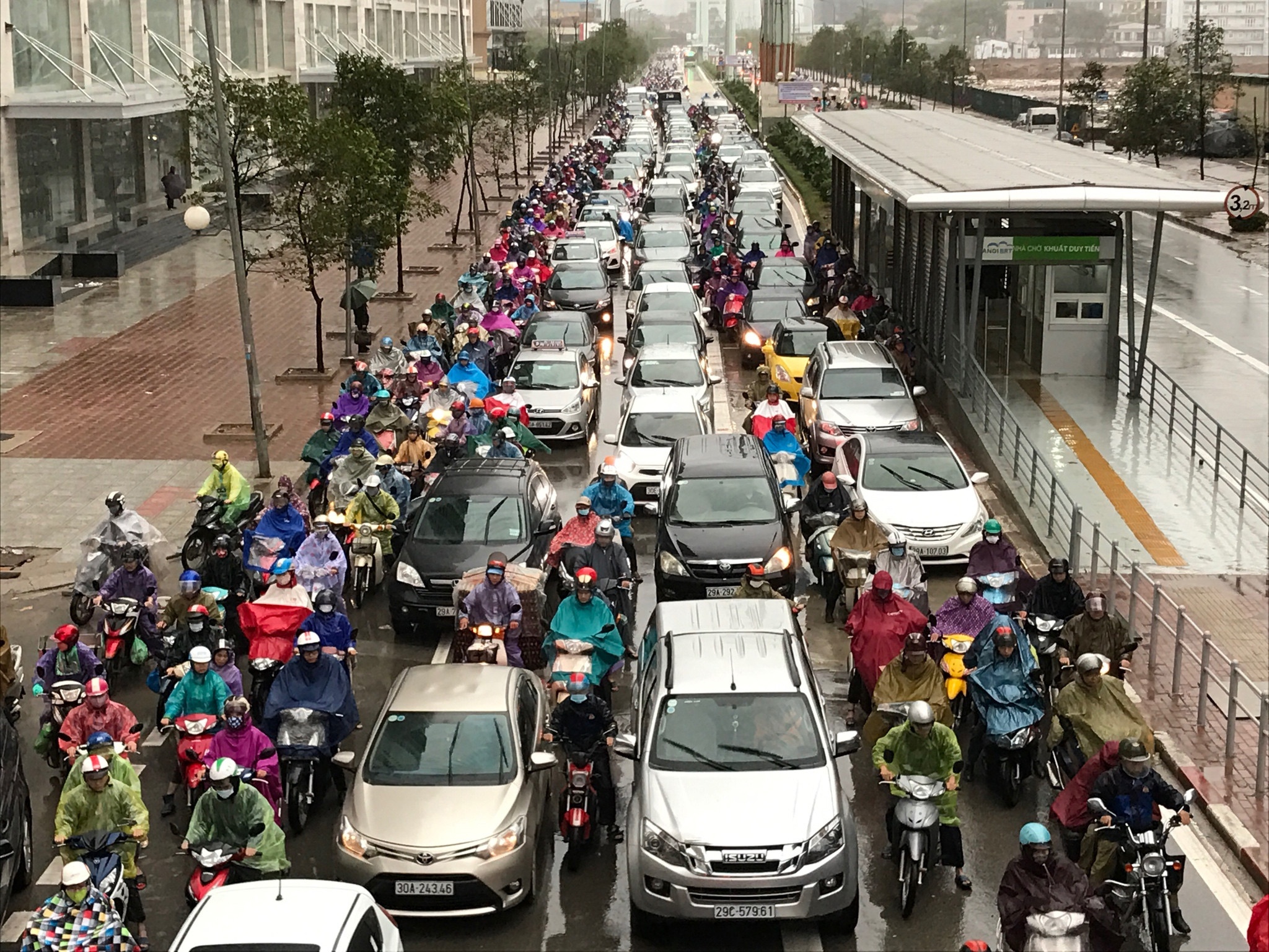 Xe hop rong ran,  chen ep xe may trong mua gio anh 5