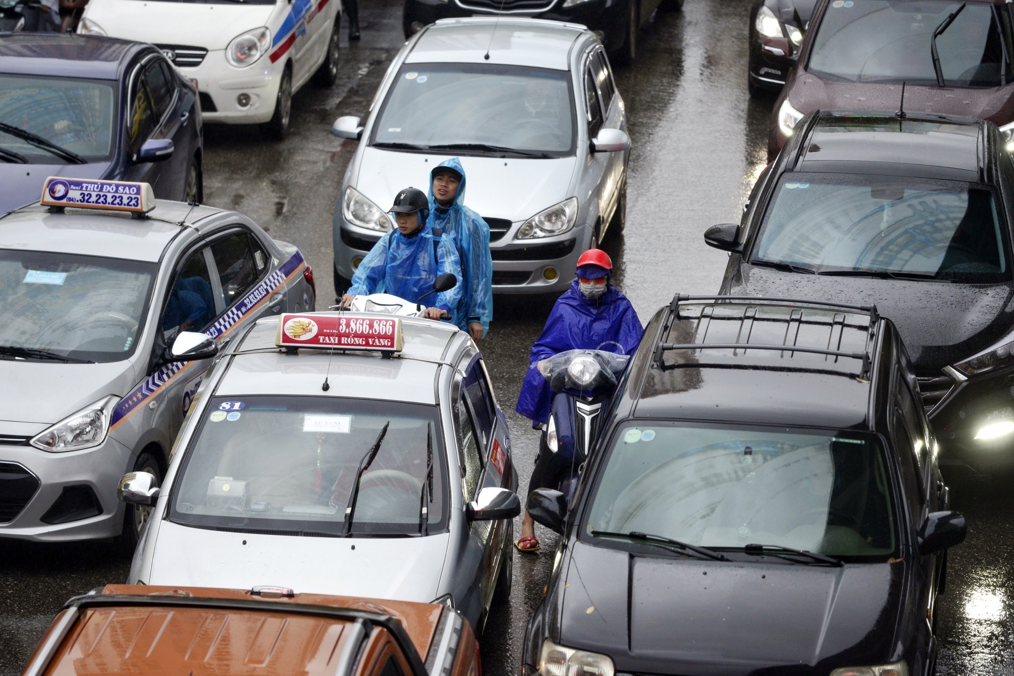 Xe hop rong ran,  chen ep xe may trong mua gio anh 8