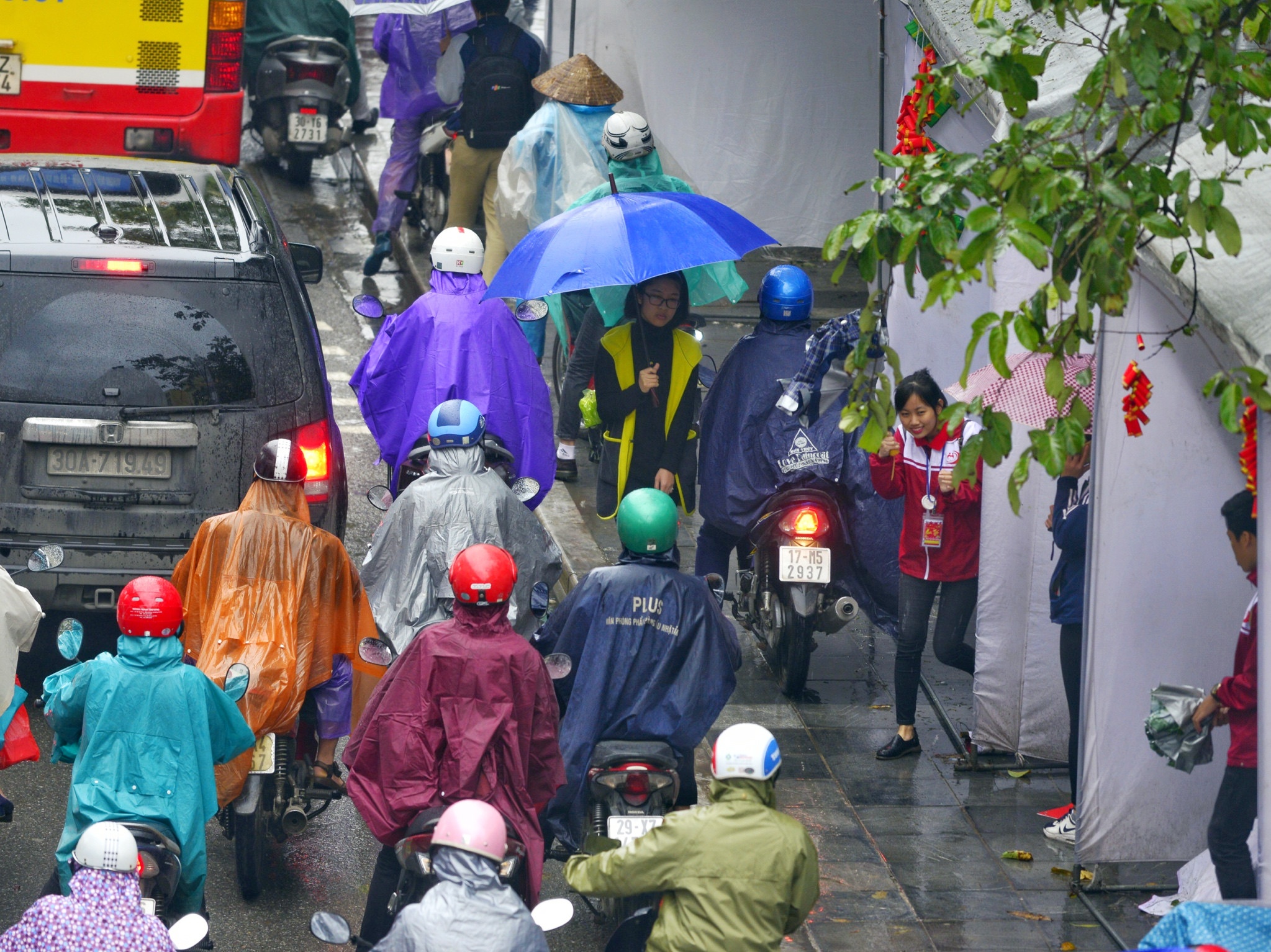 Xe hop rong ran,  chen ep xe may trong mua gio anh 9