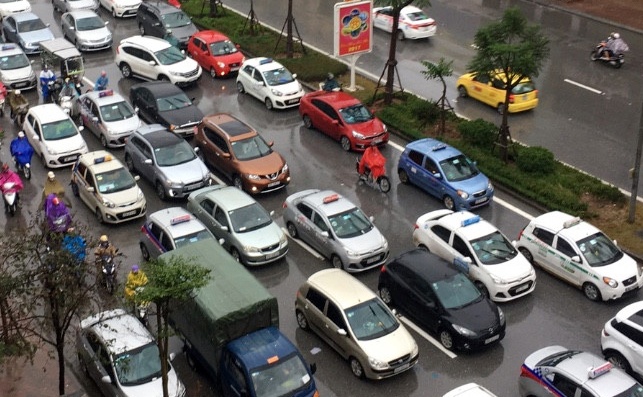 'Xe hop' rong ran, chen ep xe may trong mua gio hinh anh