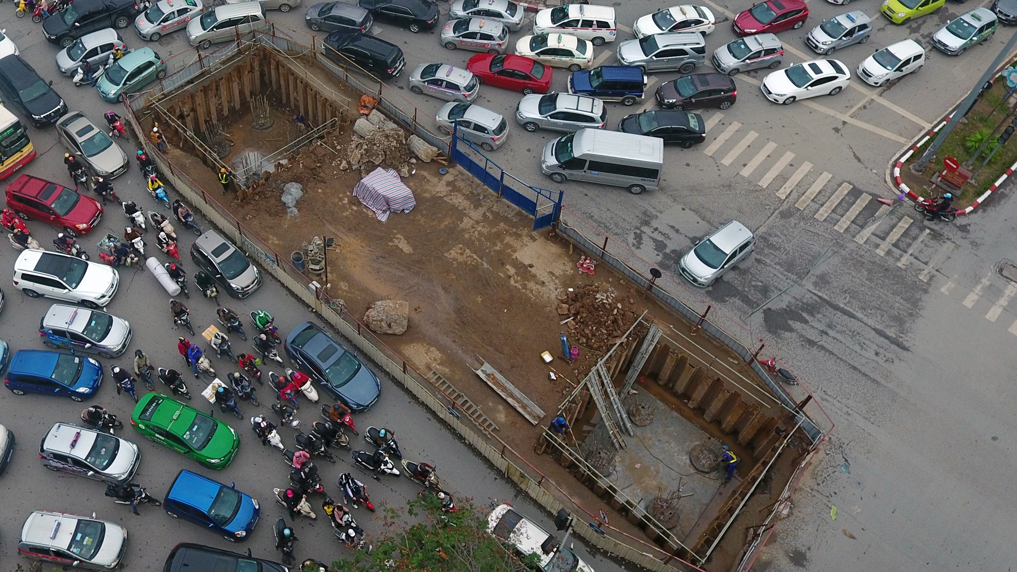 lo cot giua duong gay un tac giao thong can Tet anh 6