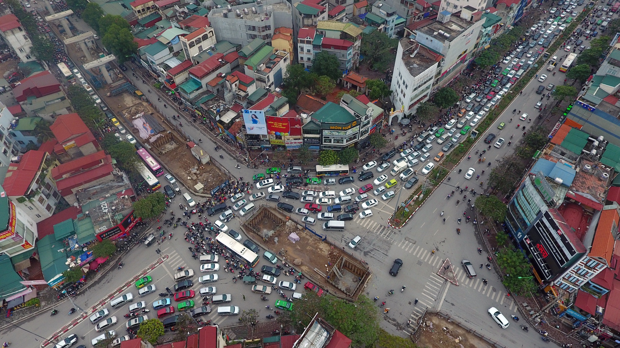 lo cot giua duong gay un tac giao thong can Tet anh 1