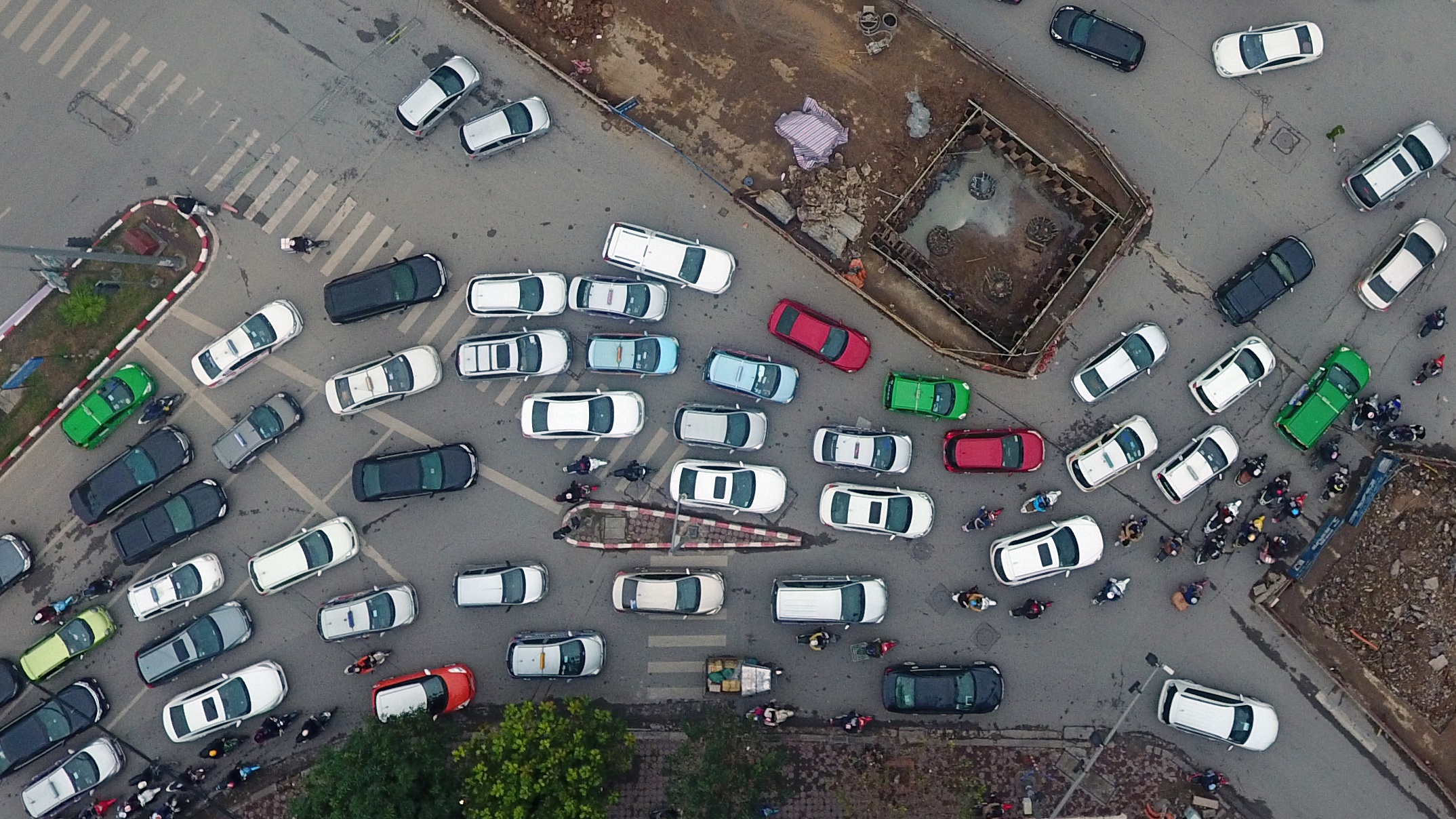 lo cot giua duong gay un tac giao thong can Tet anh 3