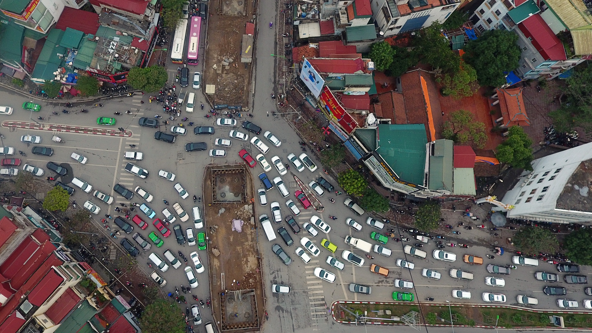 lo cot giua duong gay un tac giao thong can Tet anh 4