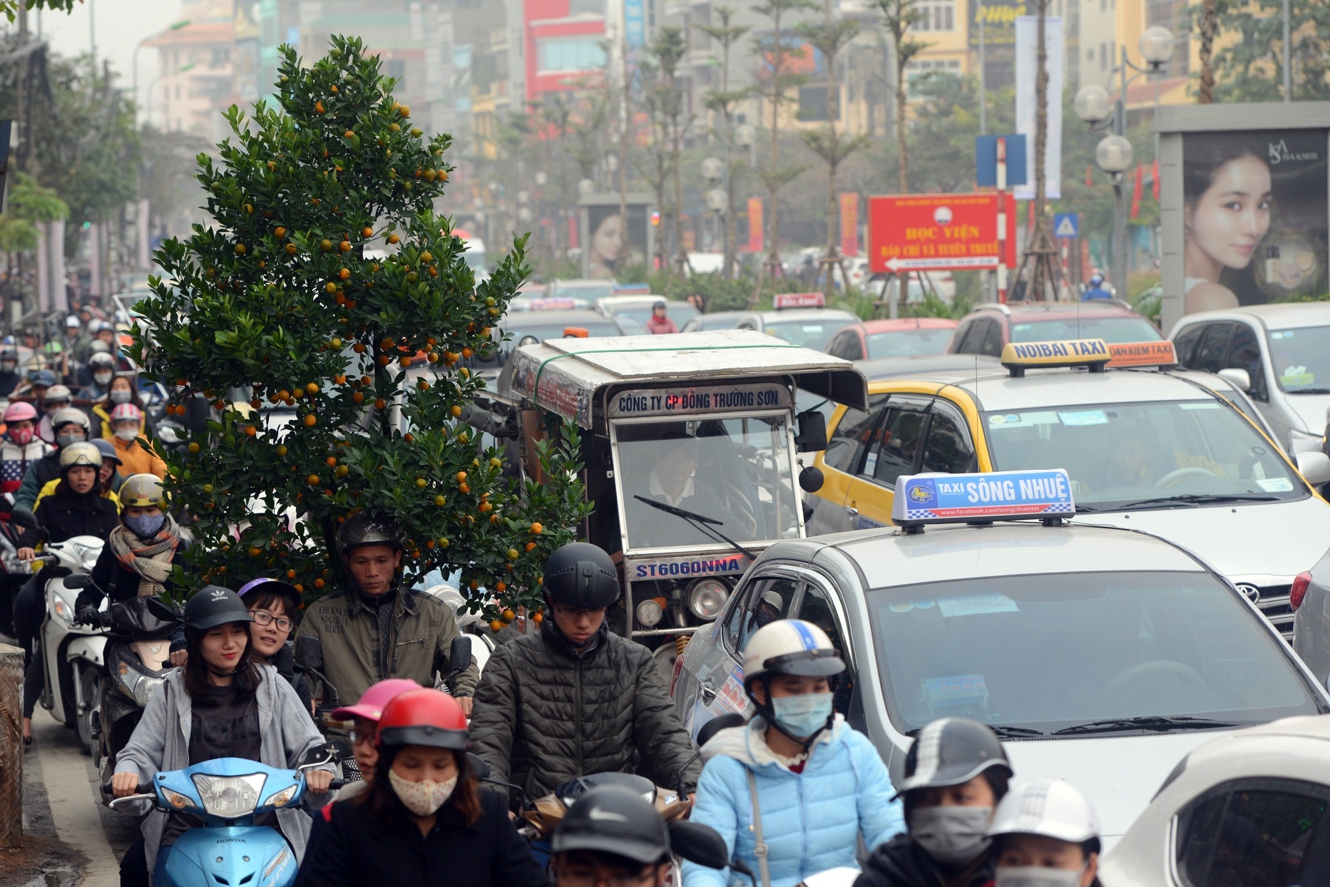 lo cot giua duong gay un tac giao thong can Tet anh 10