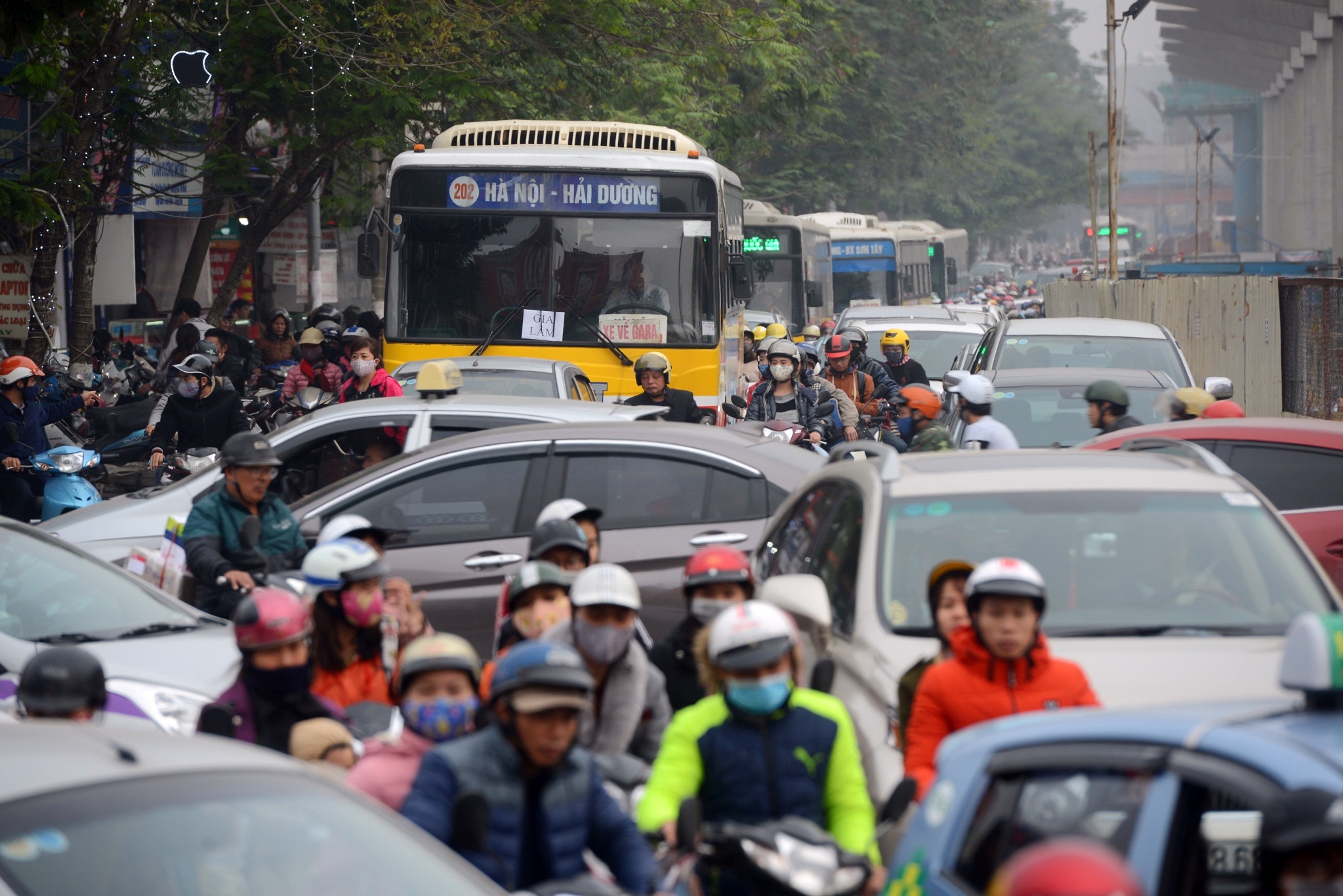 lo cot giua duong gay un tac giao thong can Tet anh 9