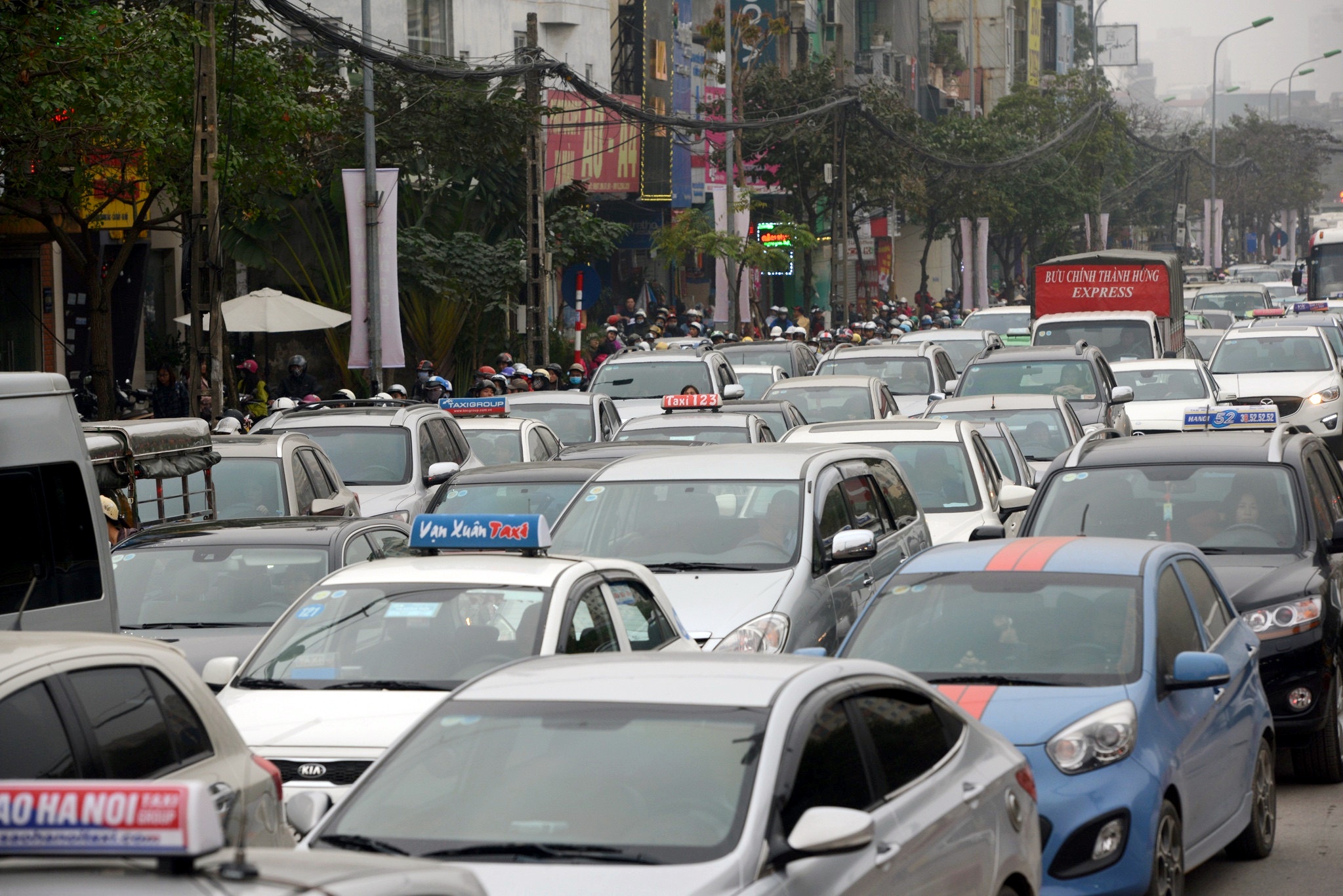 lo cot giua duong gay un tac giao thong can Tet anh 8