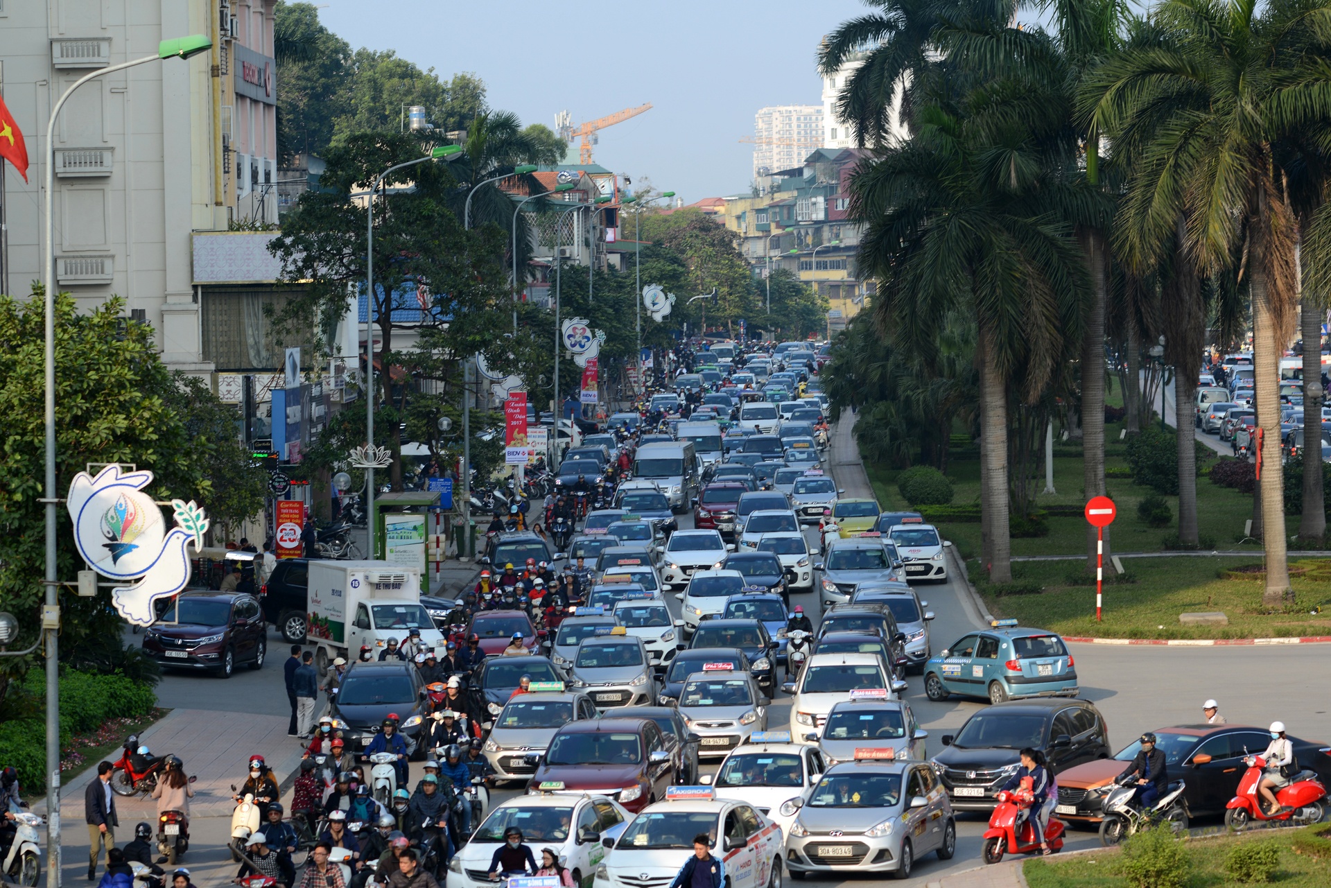 Cac nga duong Ha Noi lai un tac tu chieu toi toi anh 9