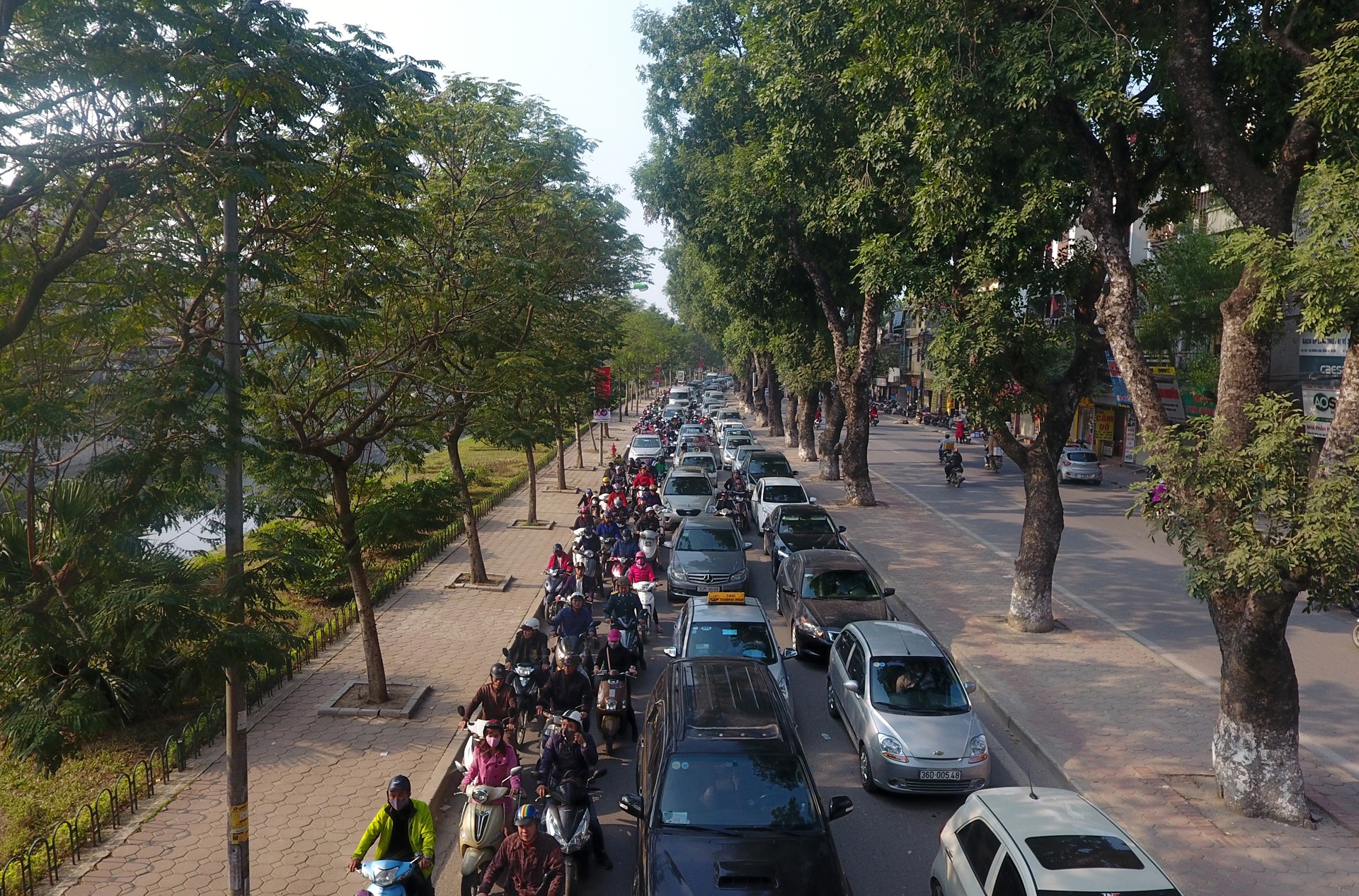 Cac nga duong Ha Noi lai un tac tu chieu toi toi anh 1