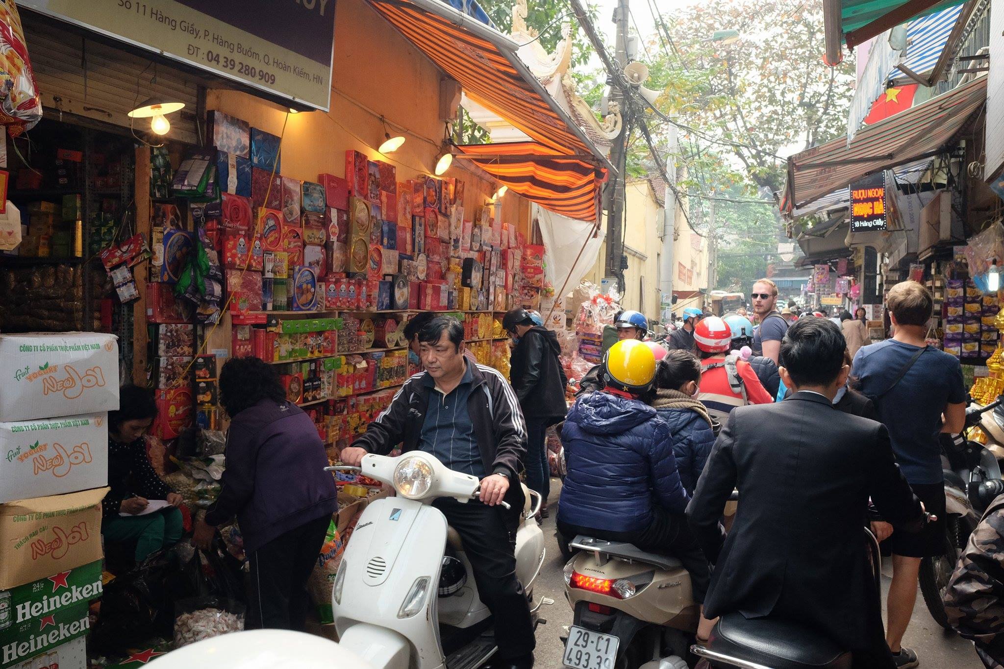 Mua sam Tet o pho co Ha Noi anh 1