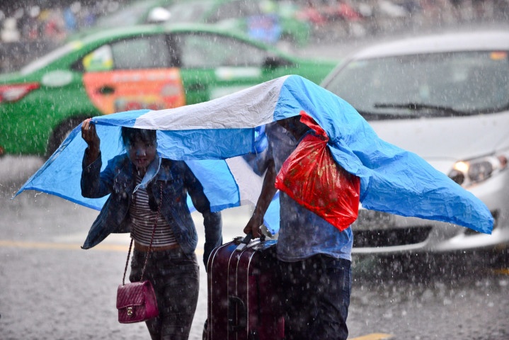 Voi va ra ga tau, san bay ngay lam viec cuoi cung cua nam hinh anh
