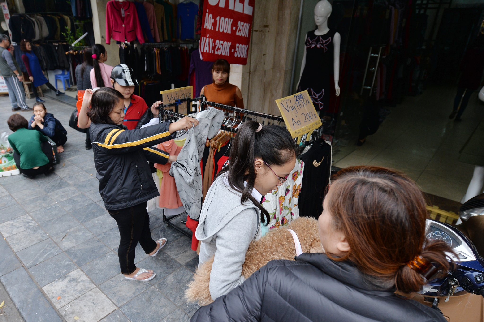 Mua sam Tet o pho co Ha Noi anh 11