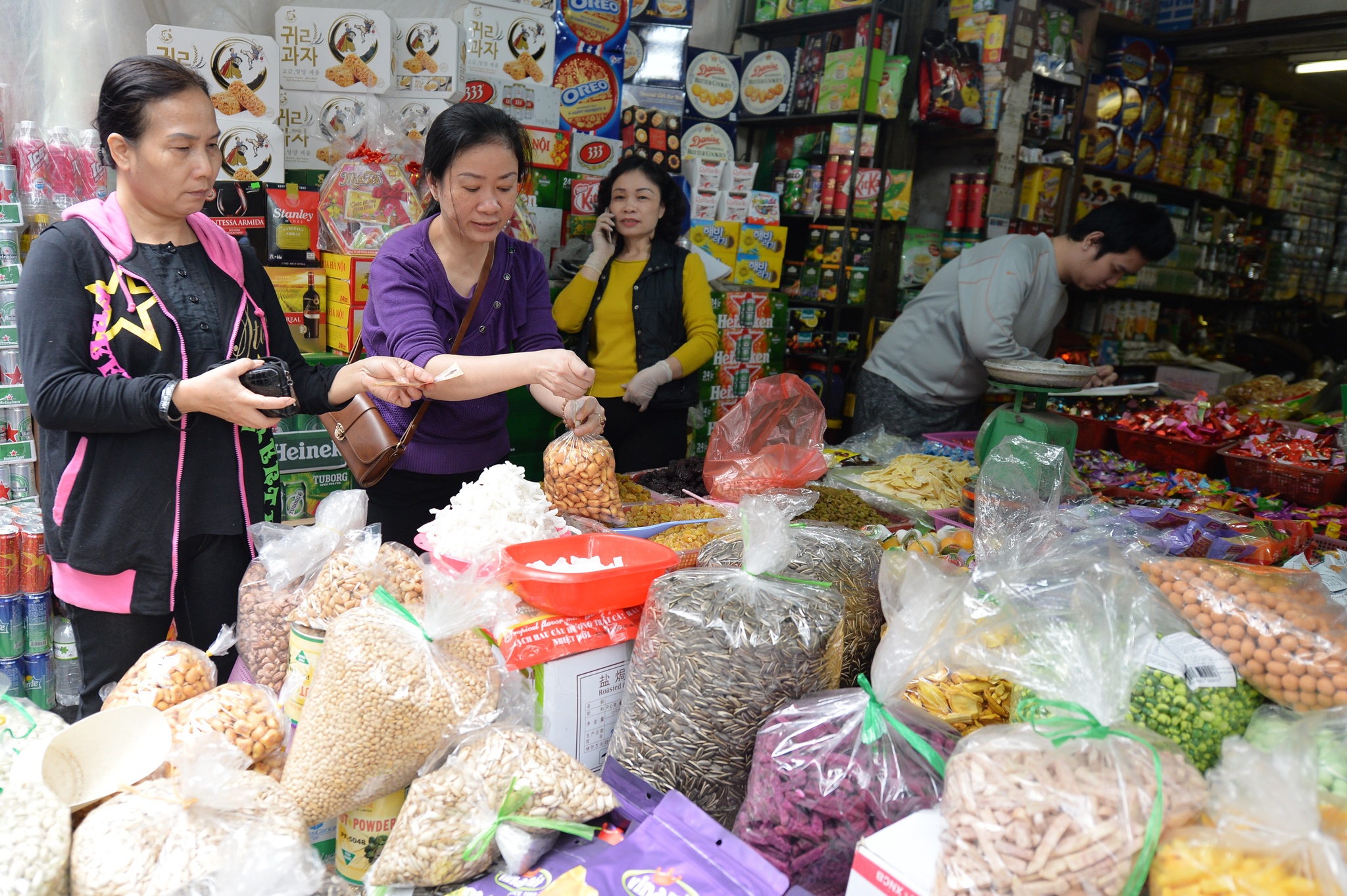 Mua sam Tet o pho co Ha Noi anh 14