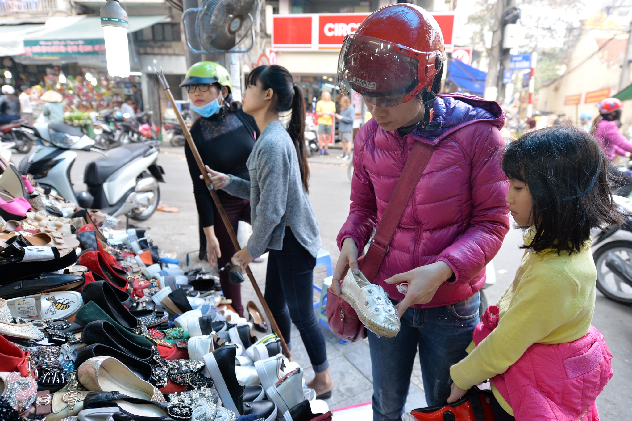 Mua sam Tet o pho co Ha Noi anh 9