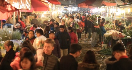 Cho hoa lon nhat Ha Noi dong duc luc nua dem hinh anh