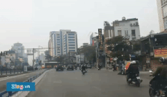 Lai xe tren pho thoang dang ngay 30 Tet hinh anh