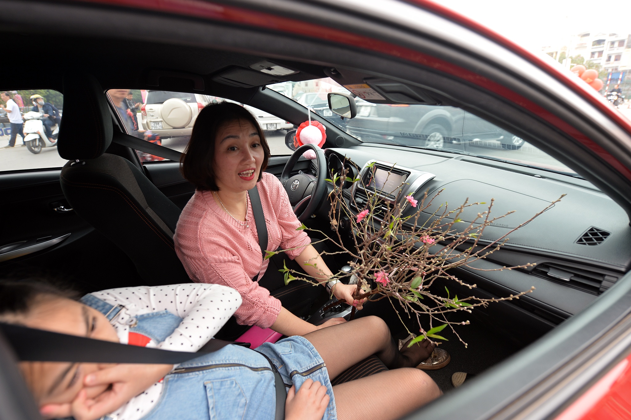 Ngoi tren oto mua hoa dao gay un tac chieu 30 Tet hinh anh