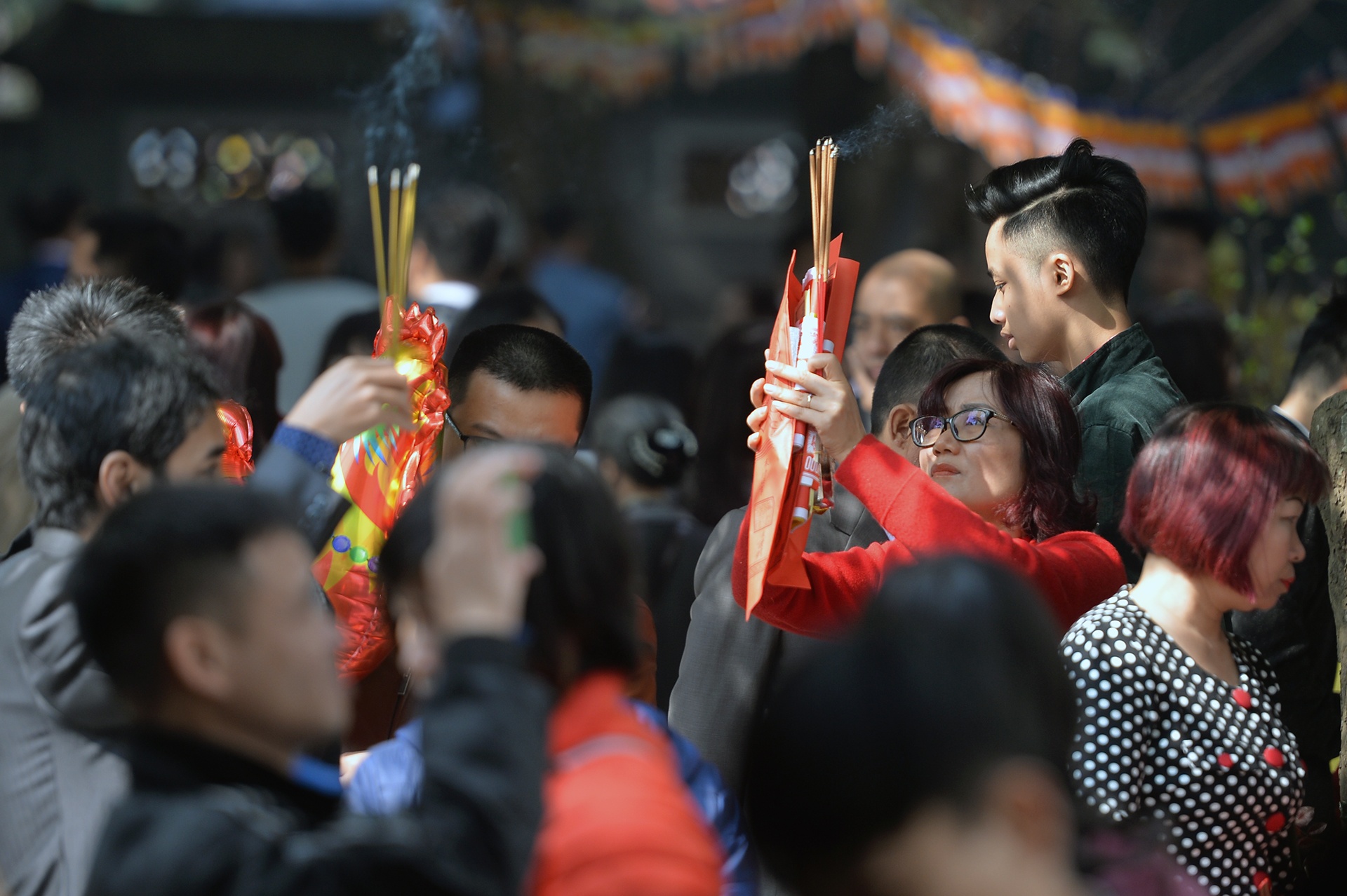 Ngoi chua cau duyen tap nap khach ngay dau nam moi hinh anh