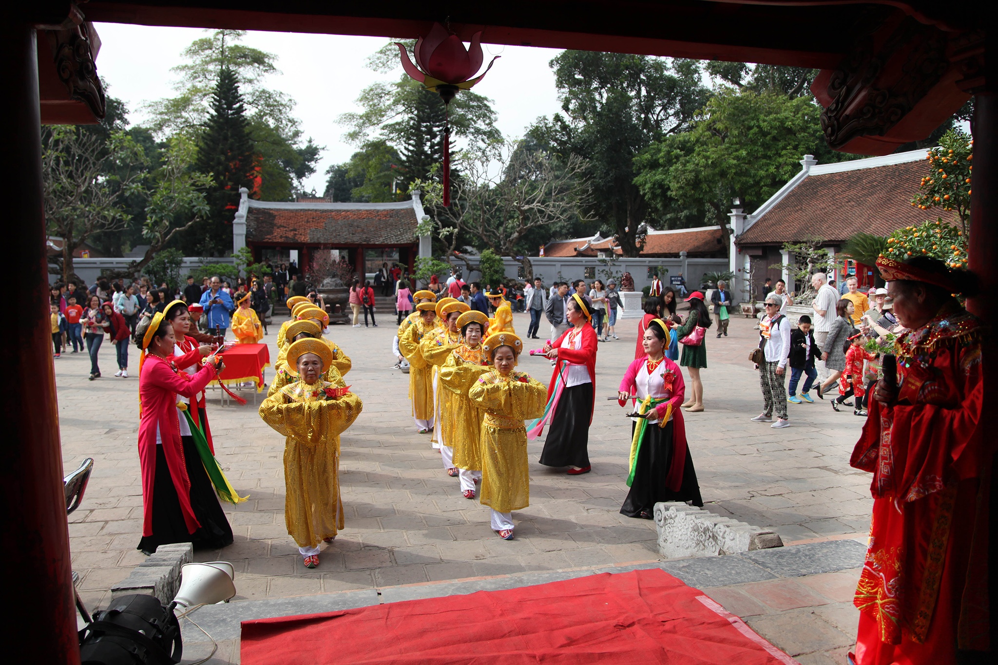 Hoi xuan Van Mieu ngay mung 2 Tet anh 4