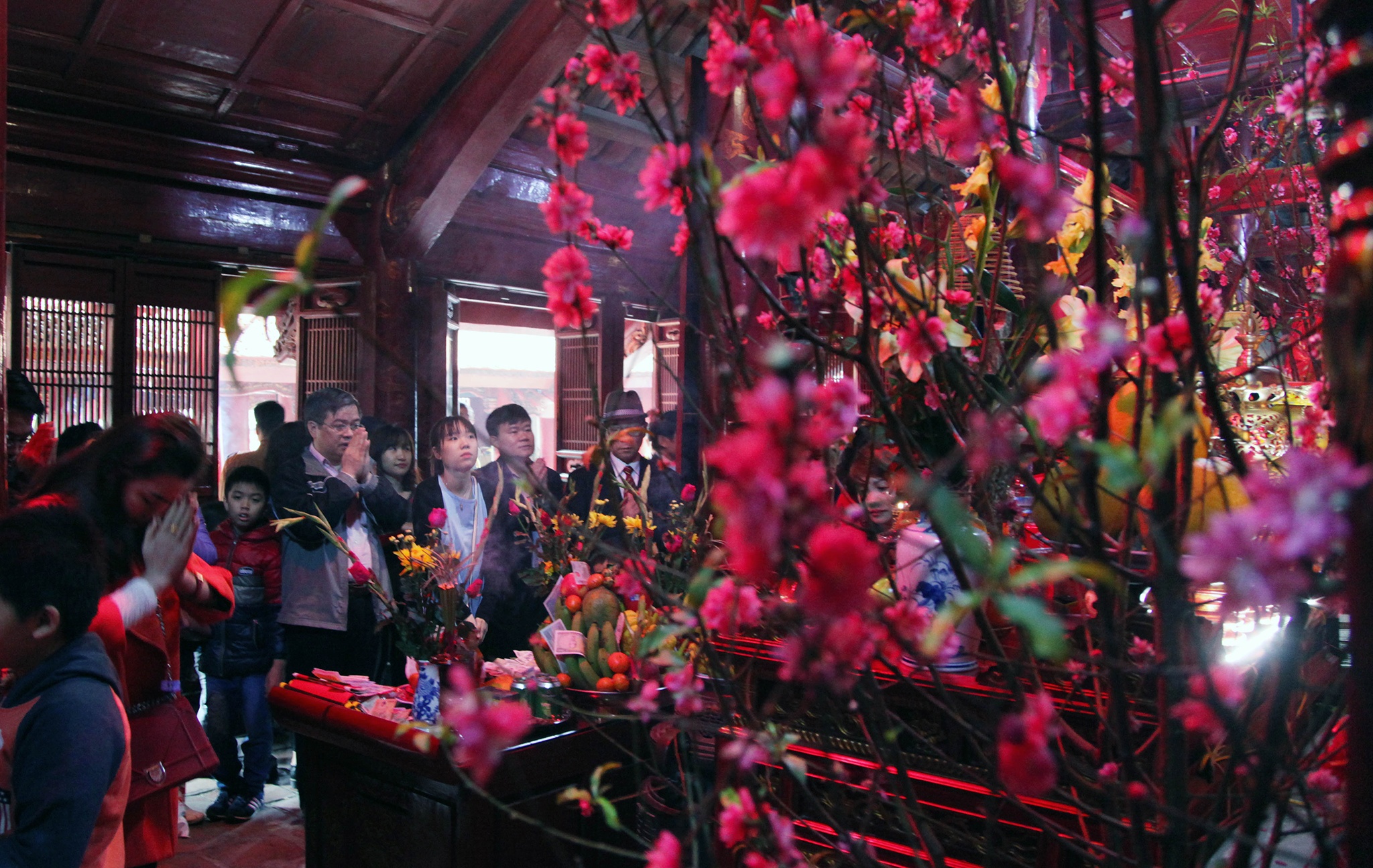 Hoi xuan Van Mieu ngay mung 2 Tet anh 8