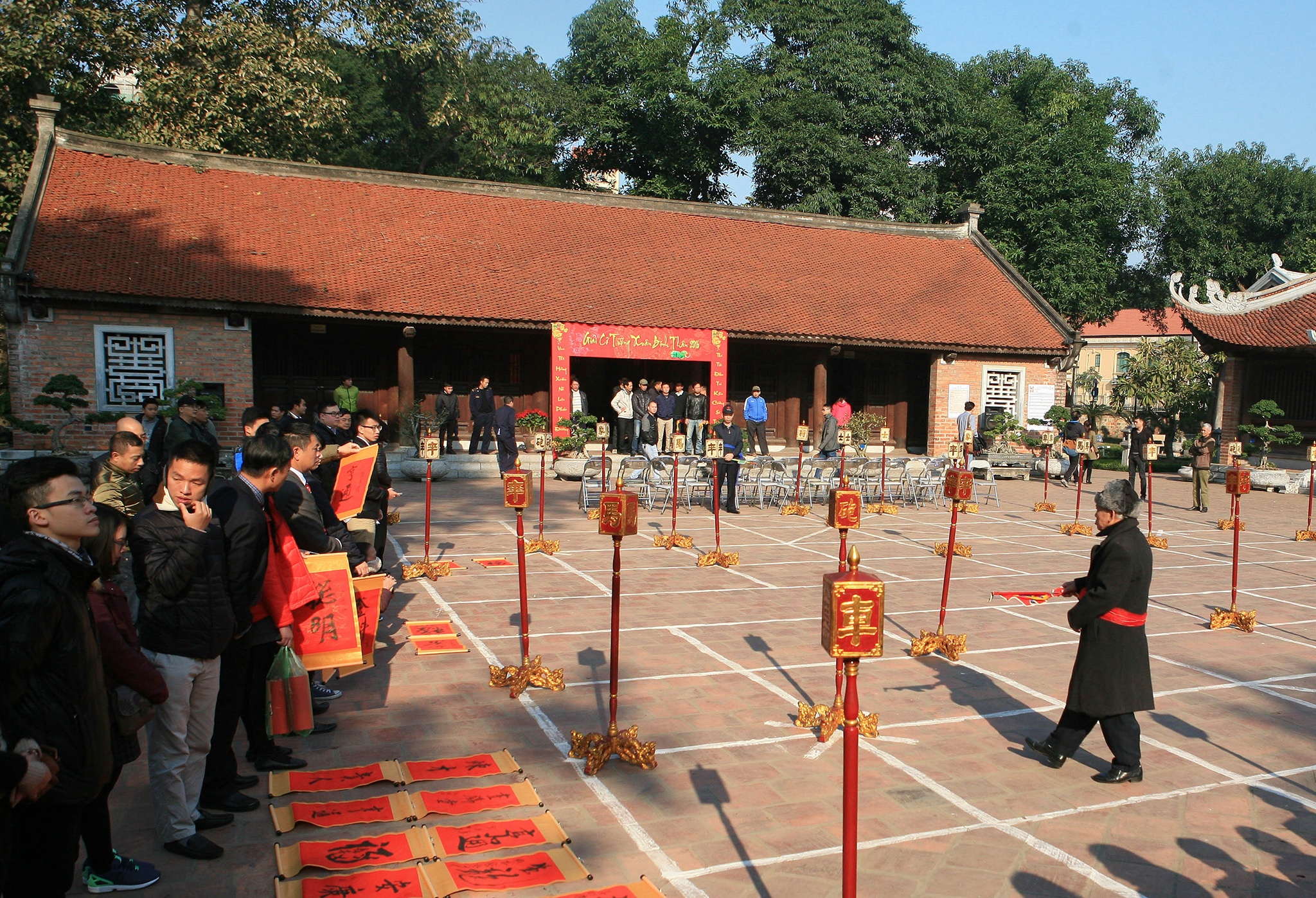 Hoi xuan Van Mieu ngay mung 2 Tet anh 5