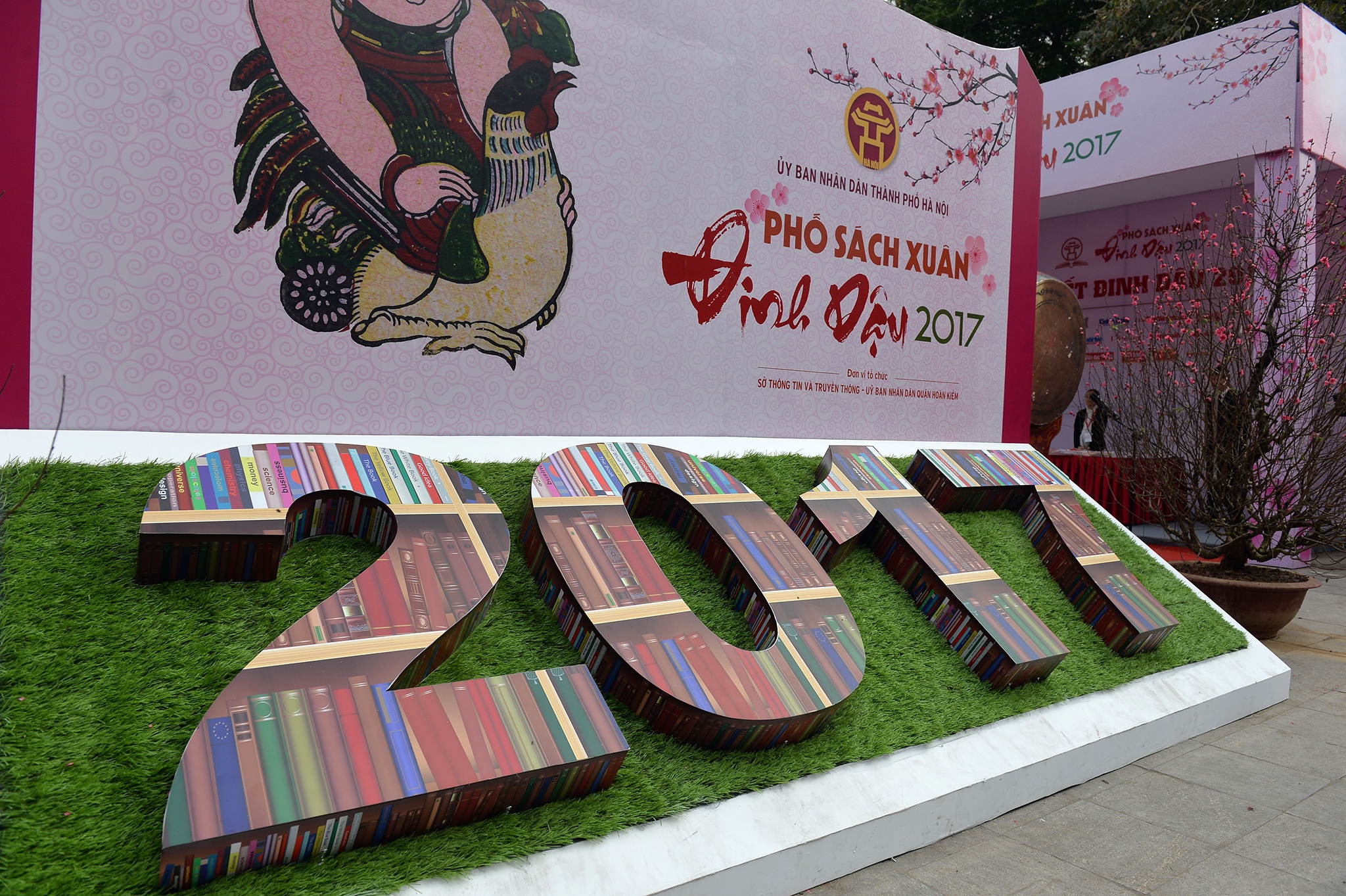 Chu tich Nguyen Duc Chung li xi cho doc gia o pho sach xuan anh 1