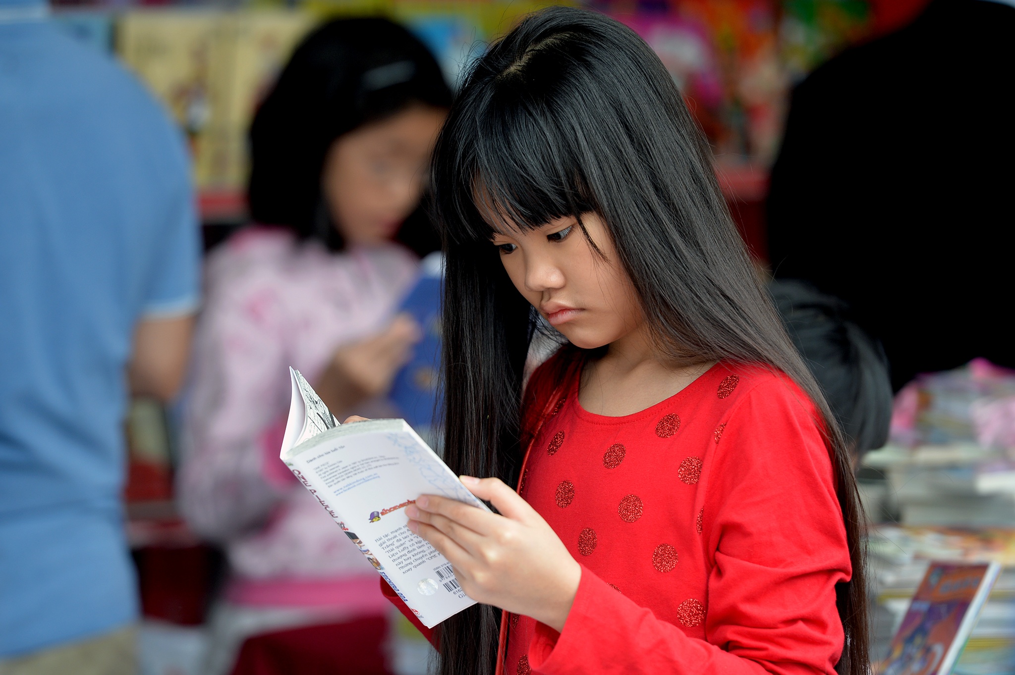 Chu tich Nguyen Duc Chung li xi cho doc gia o pho sach xuan anh 11