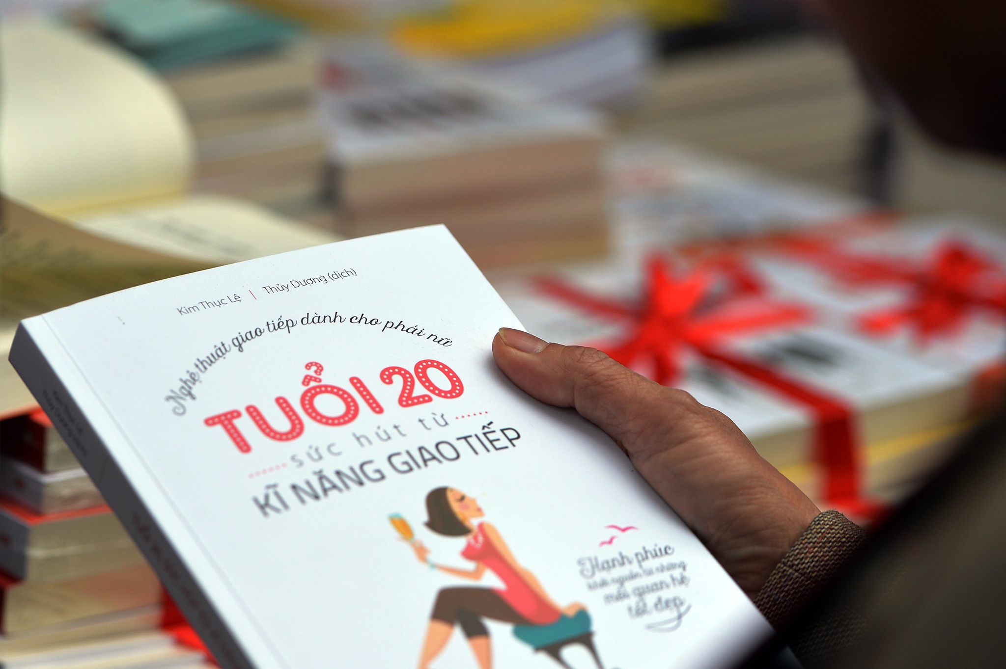 Chu tich Nguyen Duc Chung li xi cho doc gia o pho sach xuan anh 12