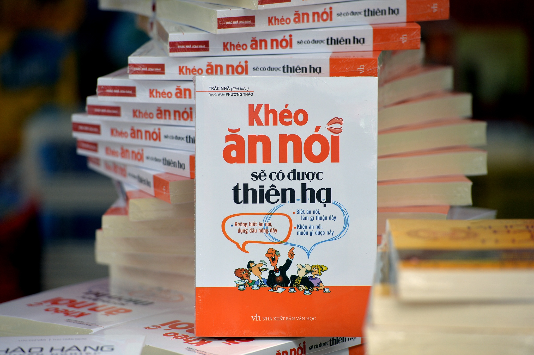 Chu tich Nguyen Duc Chung li xi cho doc gia o pho sach xuan anh 13