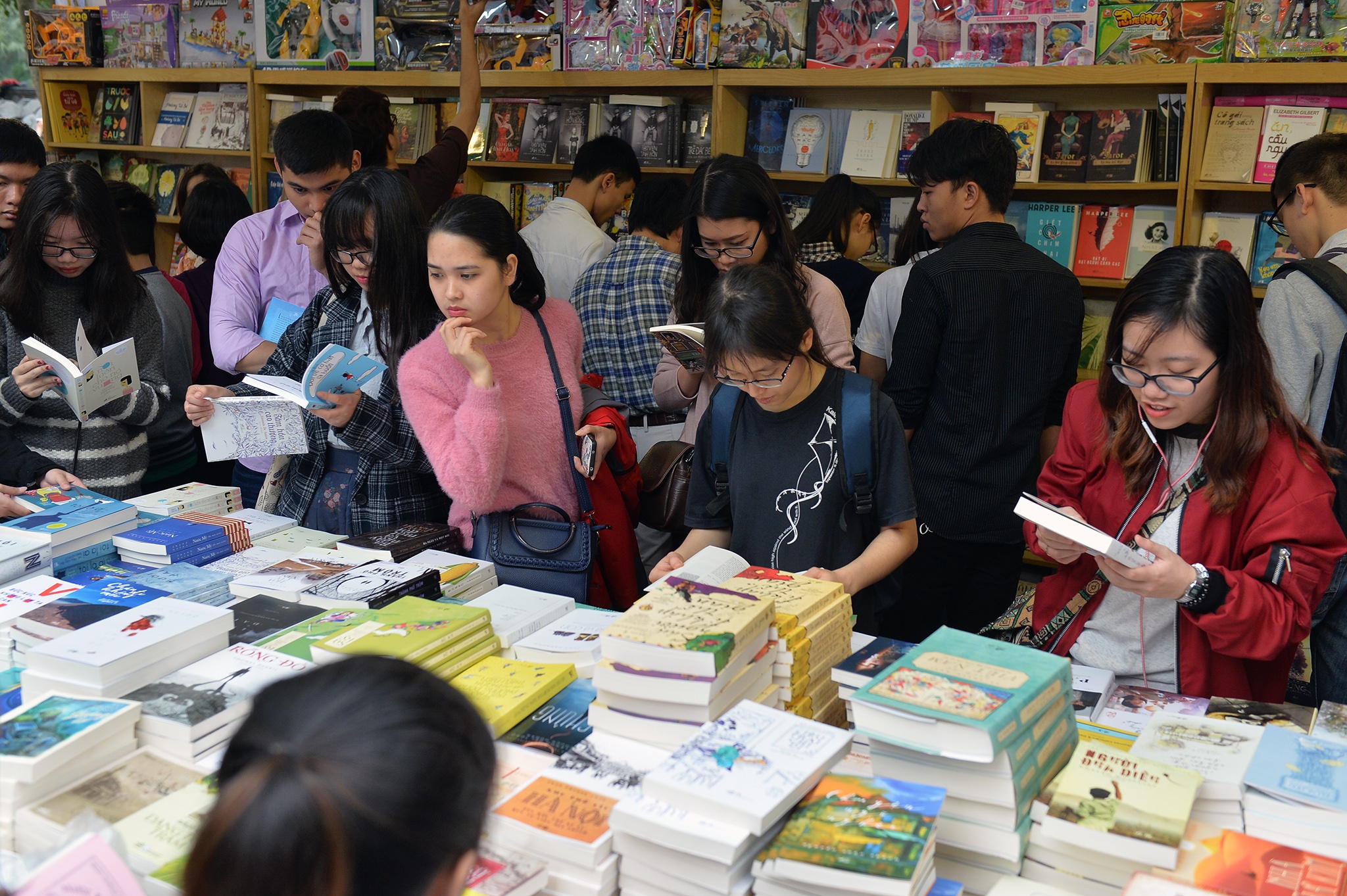 Chu tich Nguyen Duc Chung li xi cho doc gia o pho sach xuan anh 14