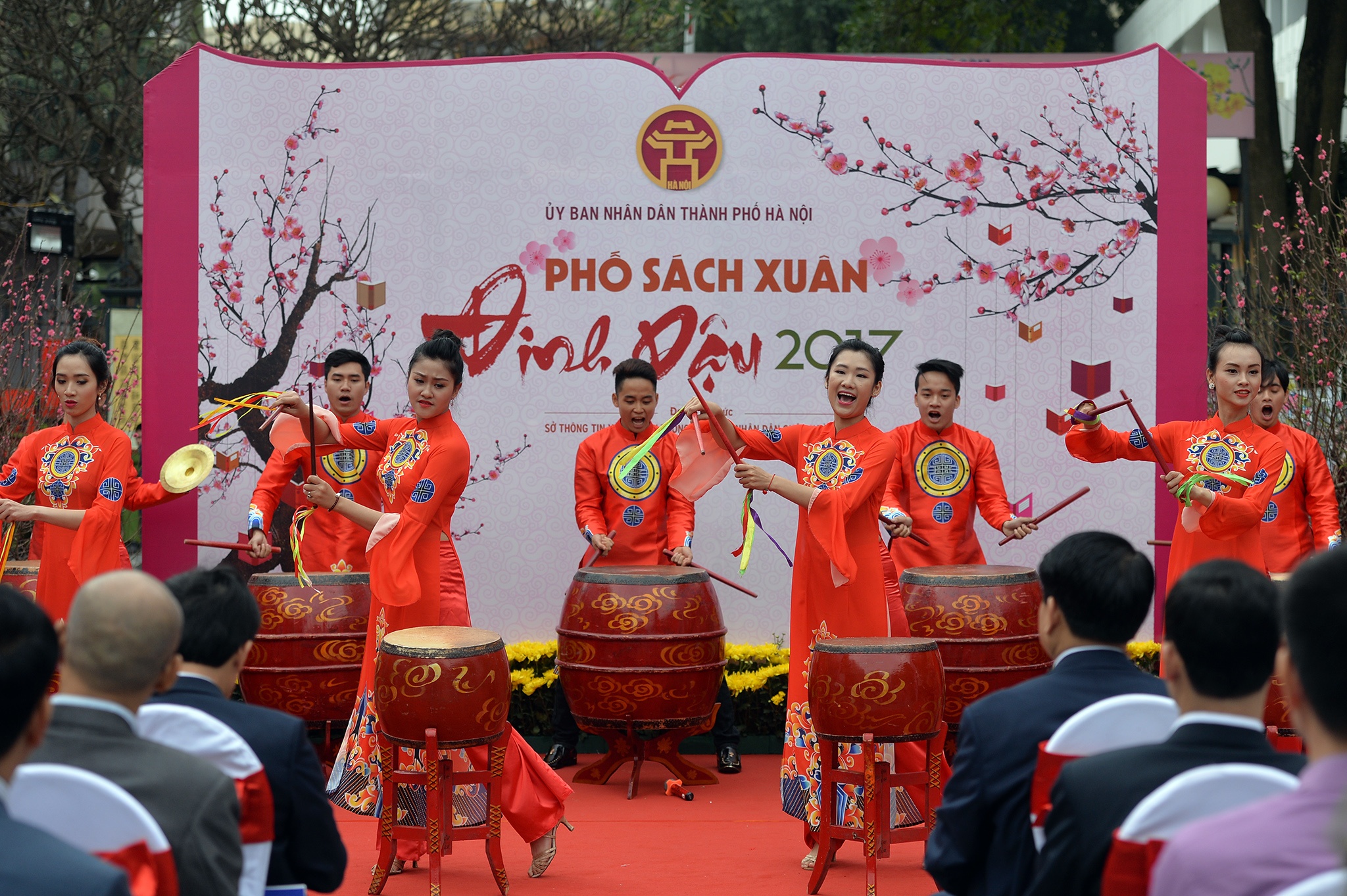 Chu tich Nguyen Duc Chung li xi cho doc gia o pho sach xuan anh 2