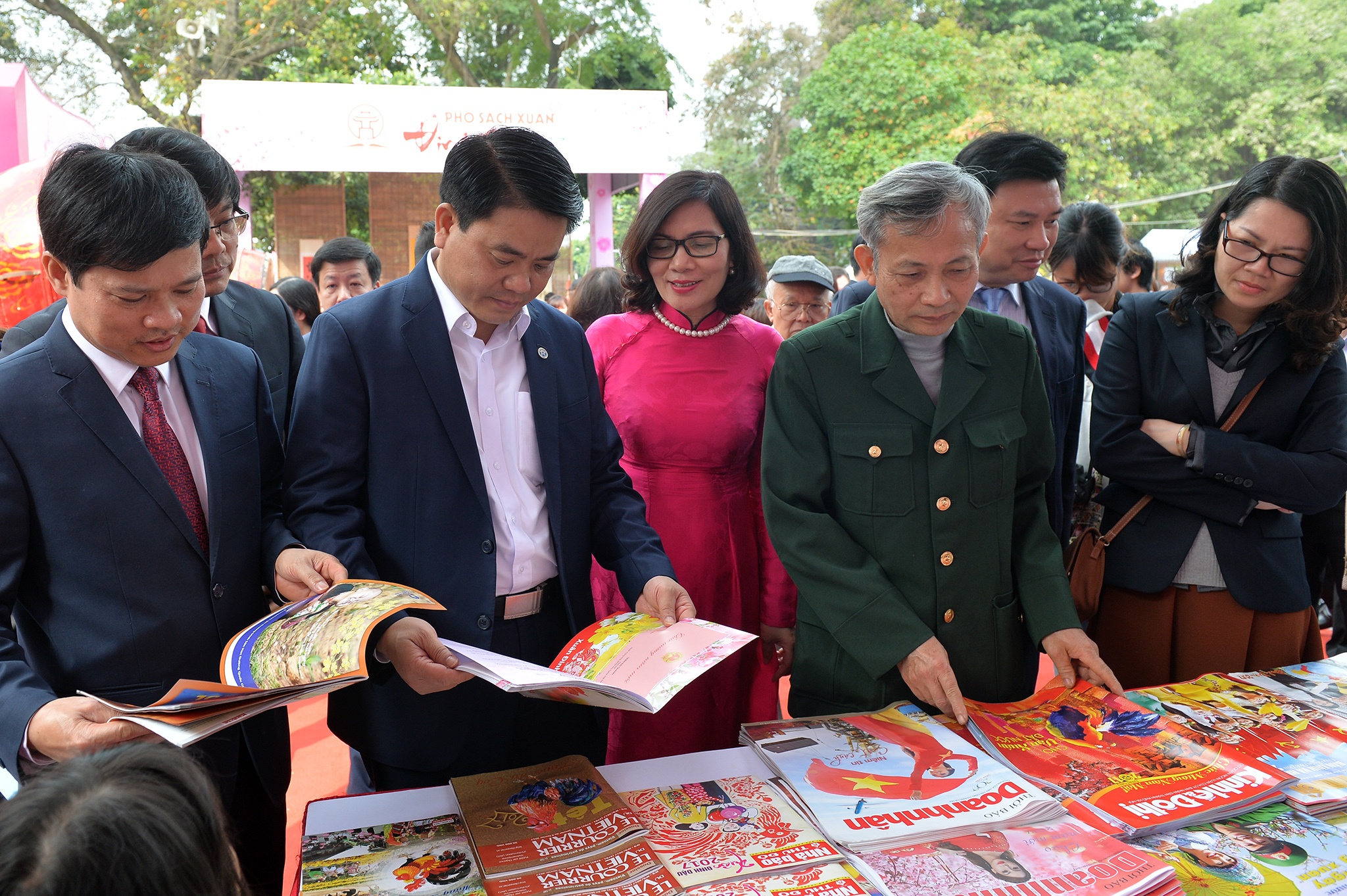 Chu tich Nguyen Duc Chung li xi cho doc gia o pho sach xuan anh 3