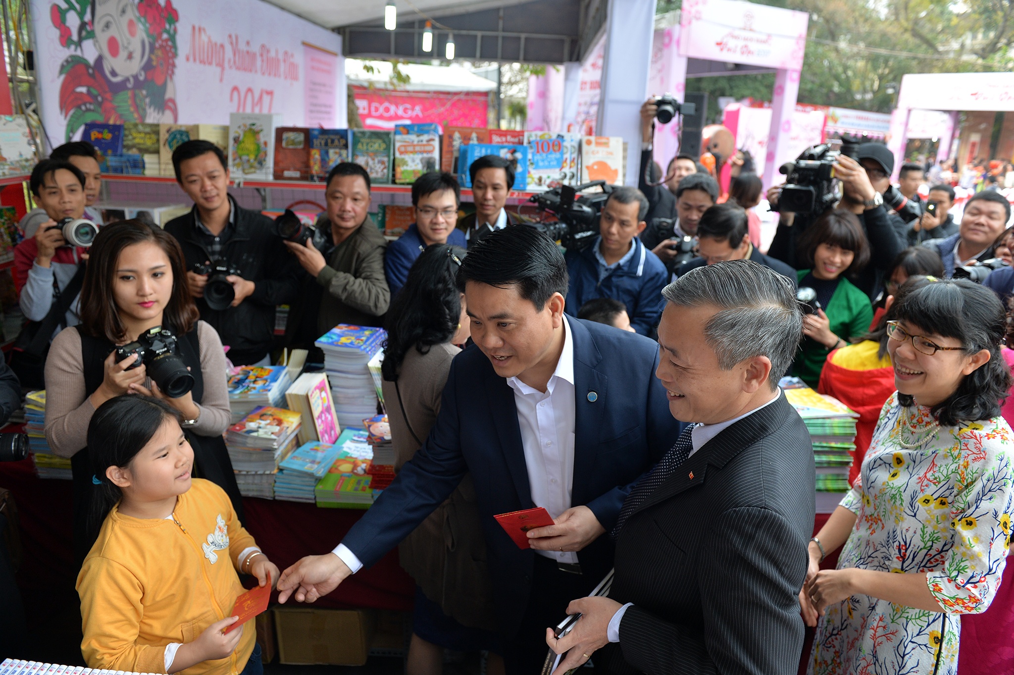 Chu tich Nguyen Duc Chung li xi cho doc gia o pho sach xuan anh 4