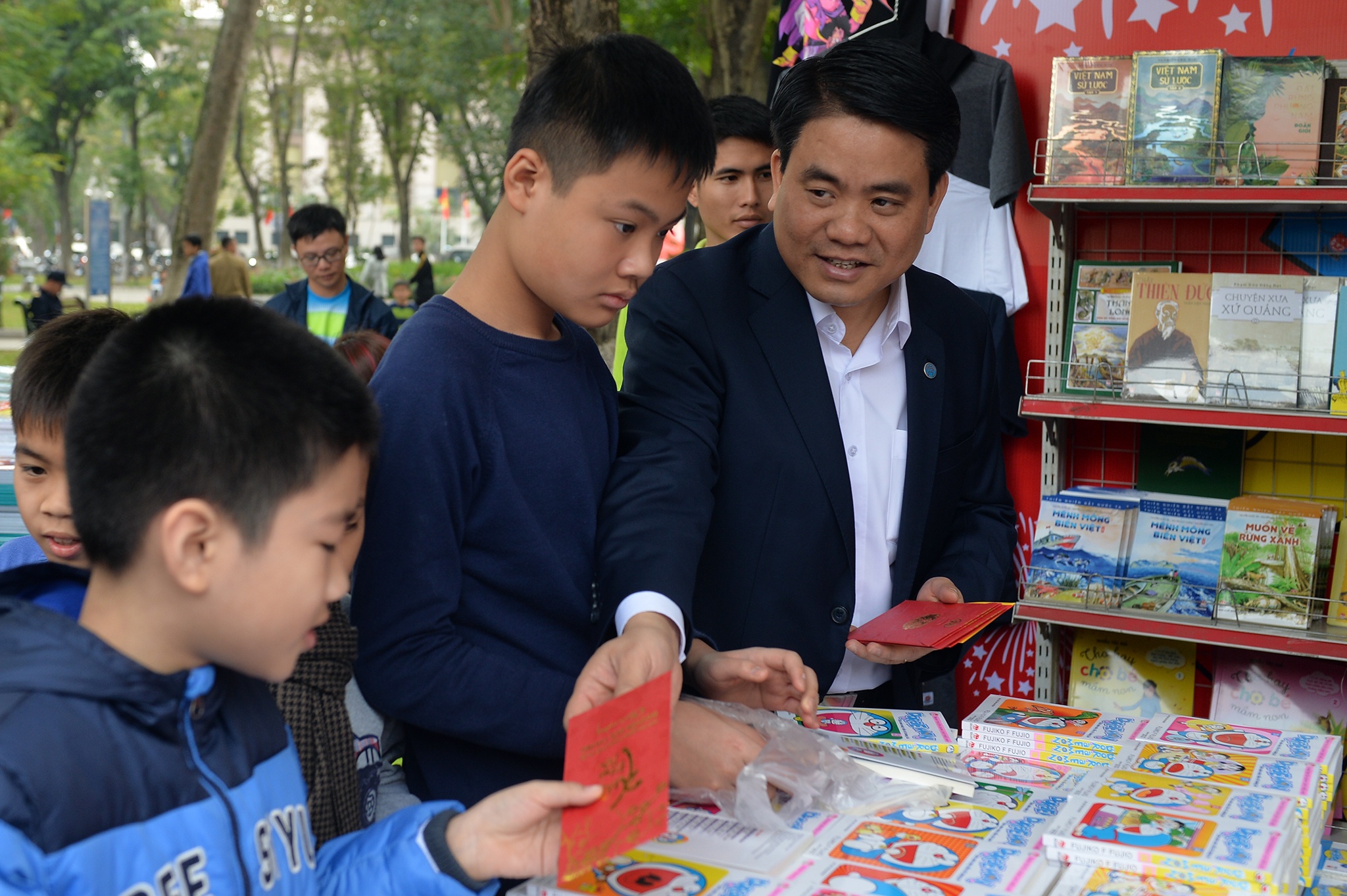 Chu tich Nguyen Duc Chung li xi cho doc gia o Pho Sach Xuan hinh anh